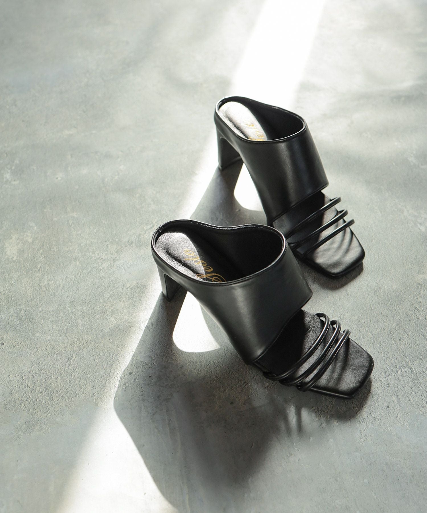 スクエアトゥメニーストラップミュールサンダル 一部3月末頃入荷予定