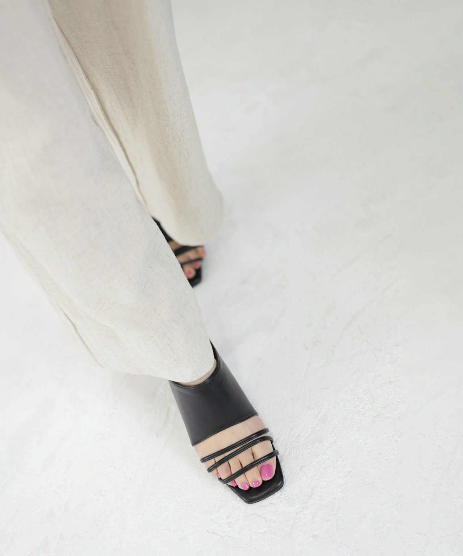 スクエアトゥメニーストラップミュールサンダル 一部3月末頃入荷予定