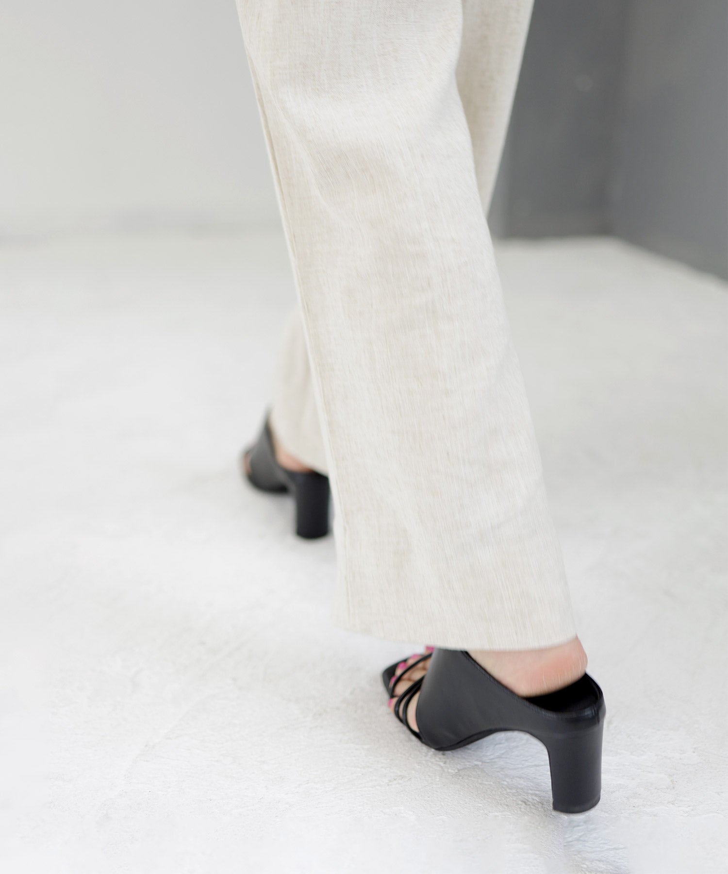 スクエアトゥメニーストラップミュールサンダル