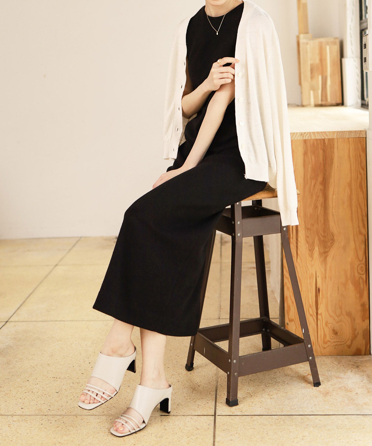 スクエアトゥメニーストラップミュールサンダル