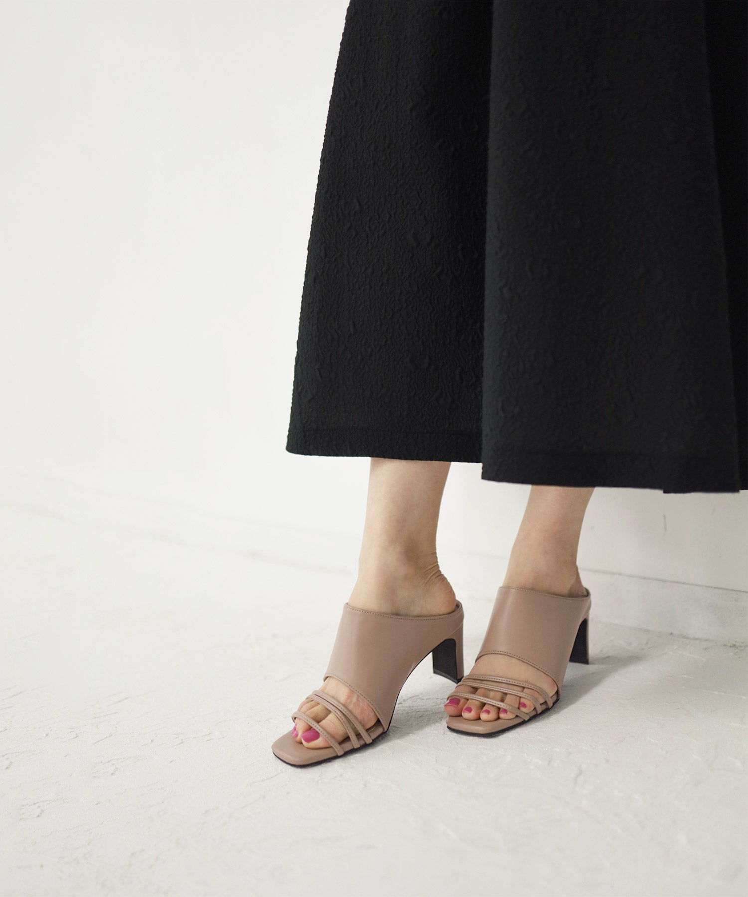 スクエアトゥメニーストラップミュールサンダル