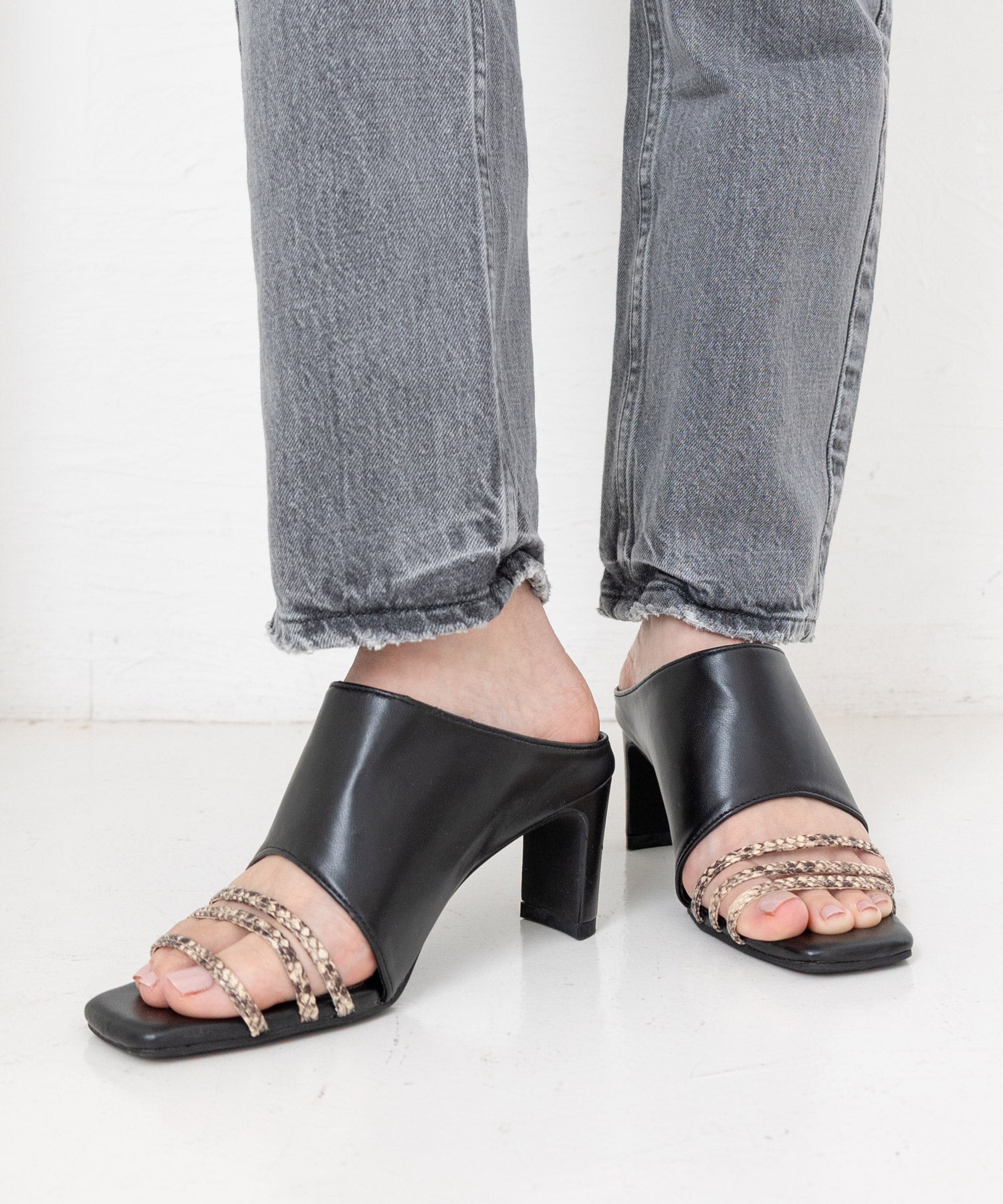 スクエアトゥメニーストラップミュールサンダル