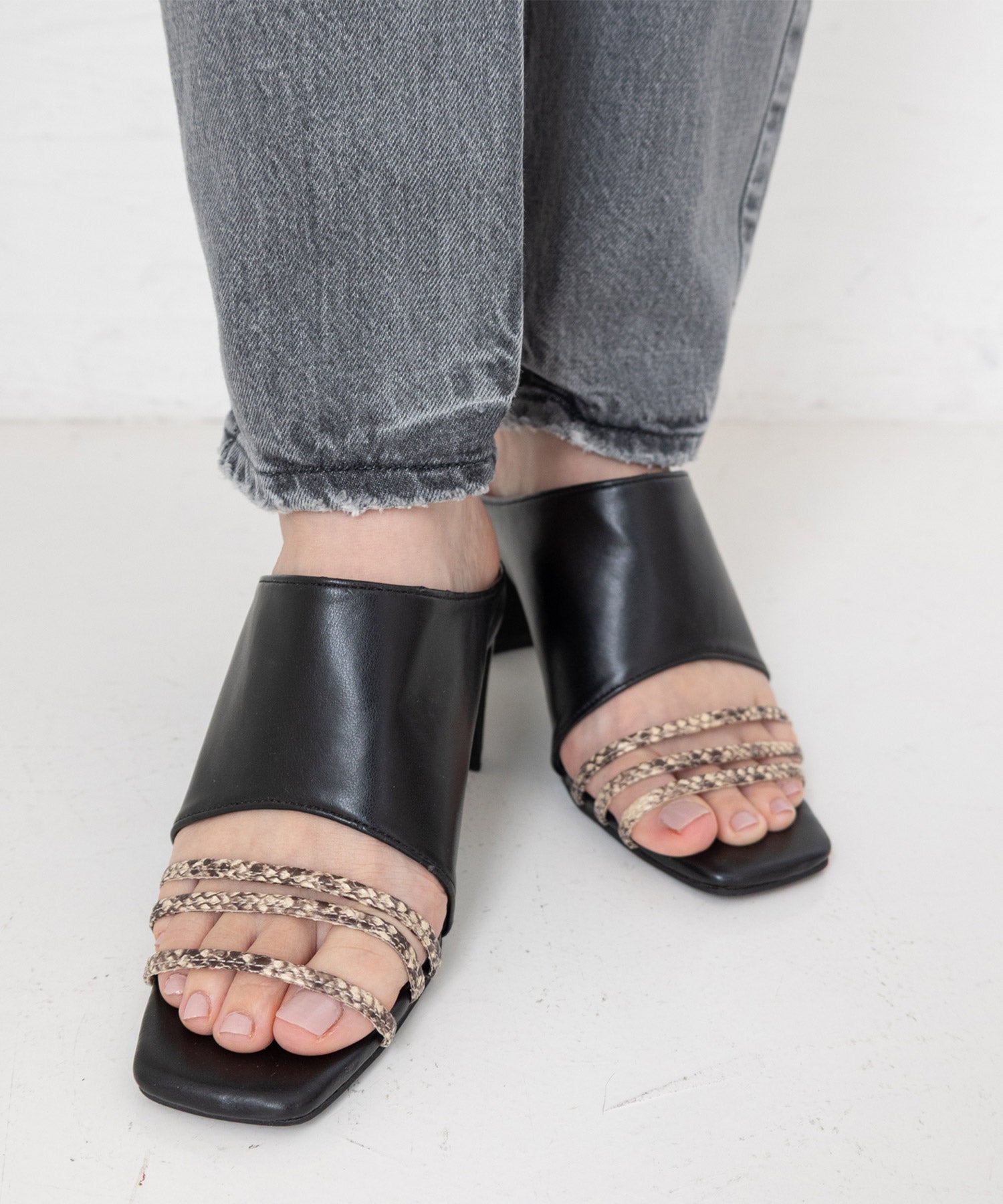 スクエアトゥメニーストラップミュールサンダル