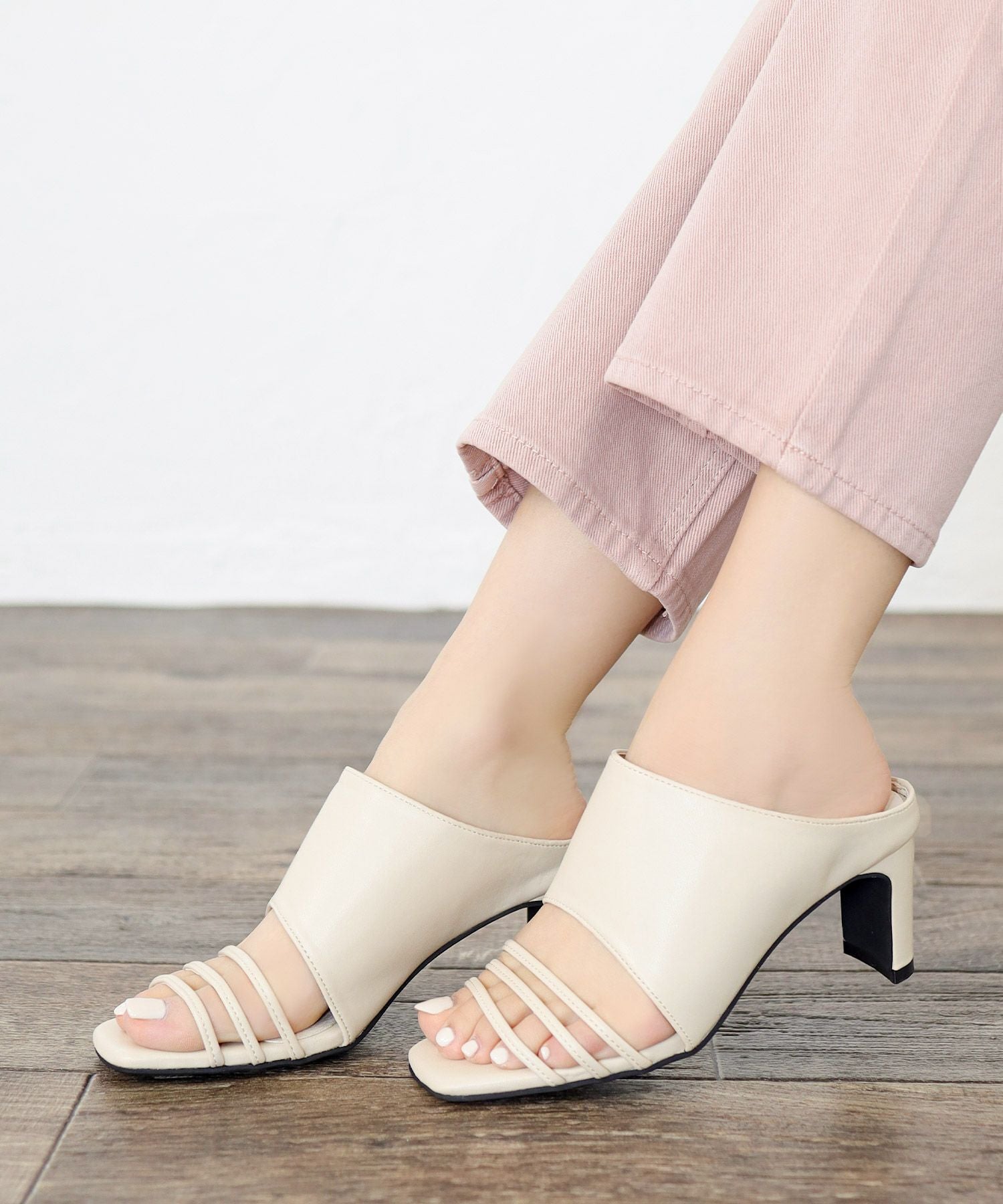 スクエアトゥメニーストラップミュールサンダル 一部3月末頃入荷予定