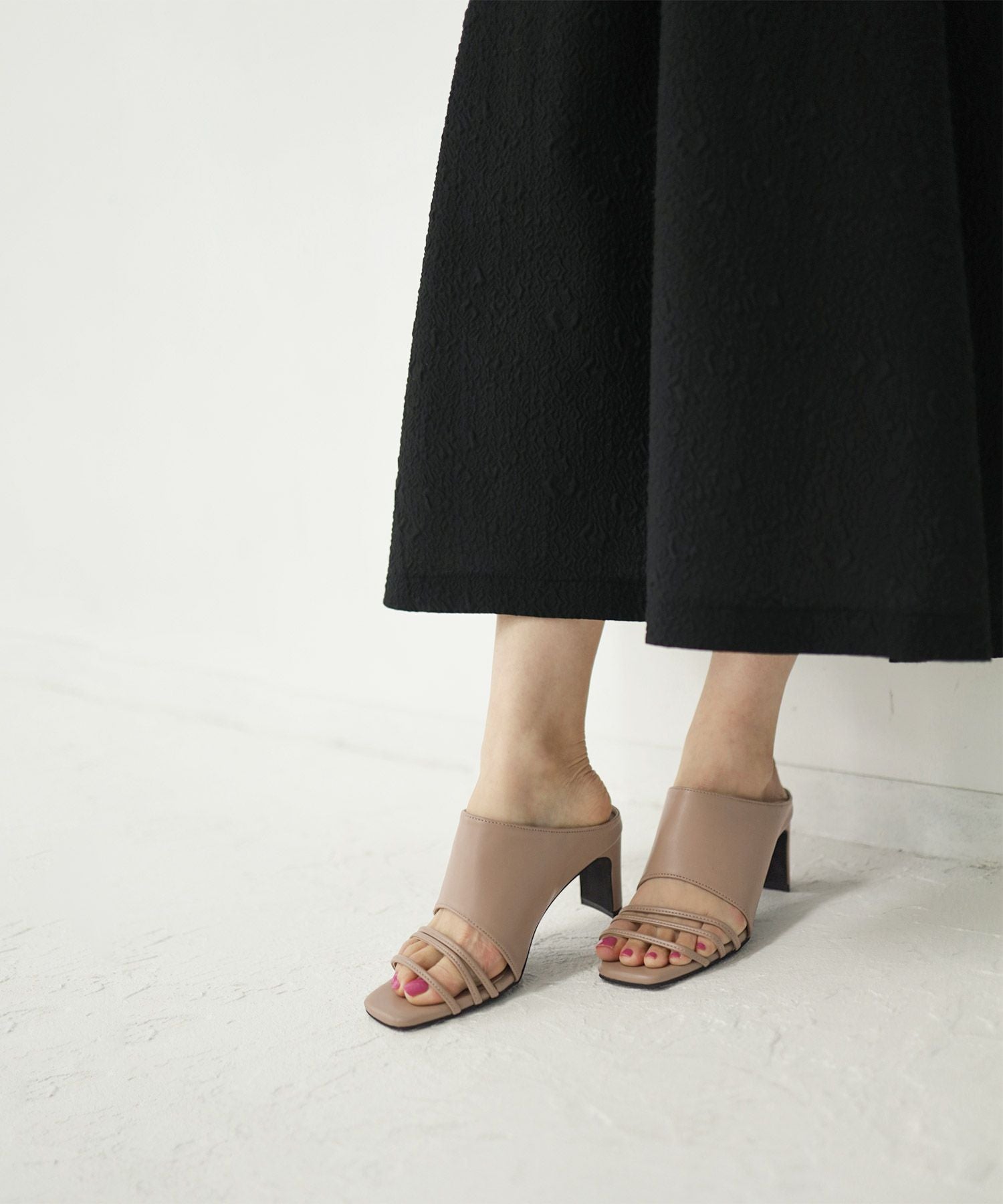 スクエアトゥメニーストラップミュールサンダル 一部3月末頃入荷予定