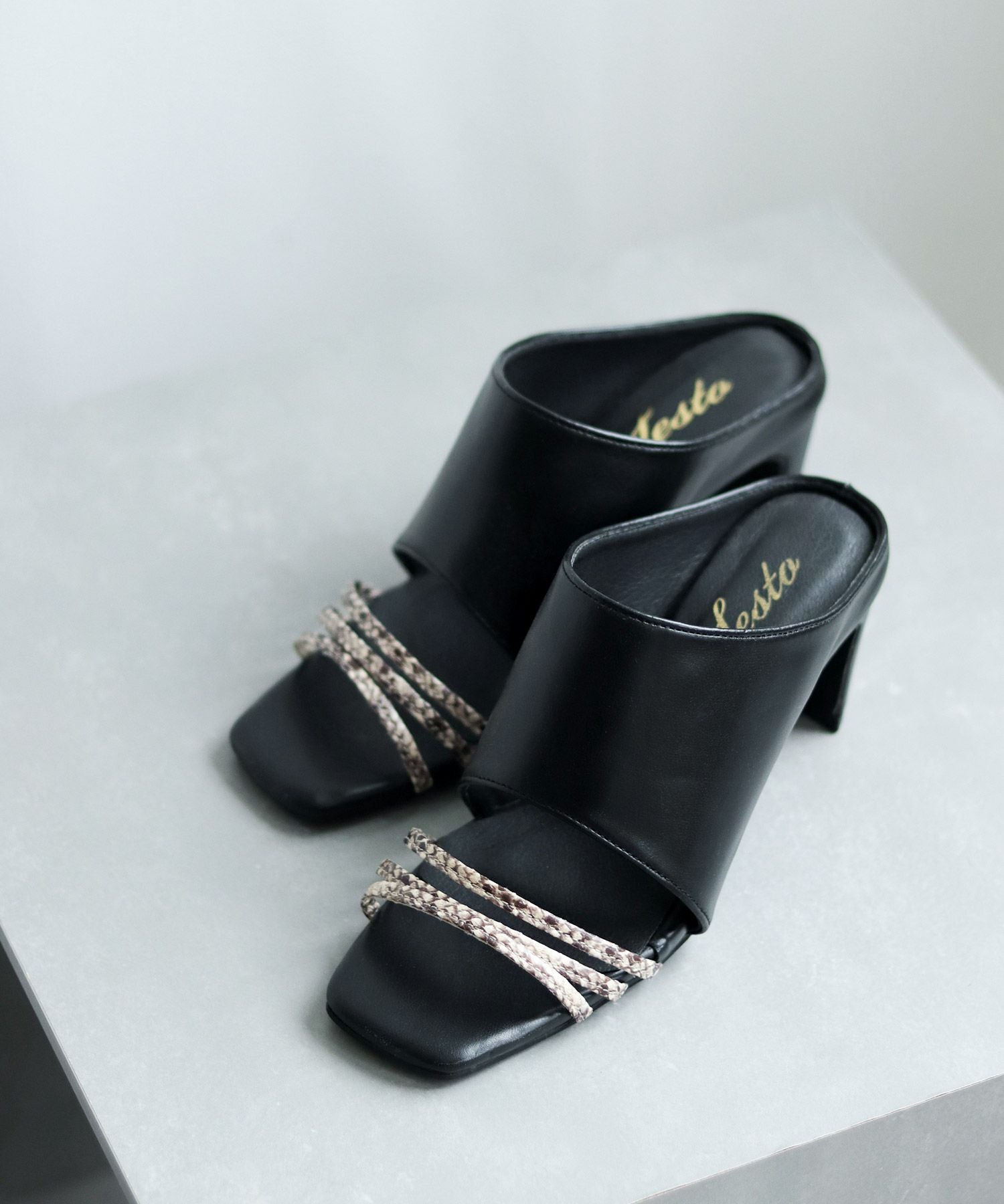 スクエアトゥメニーストラップミュールサンダル 一部3月末頃入荷予定