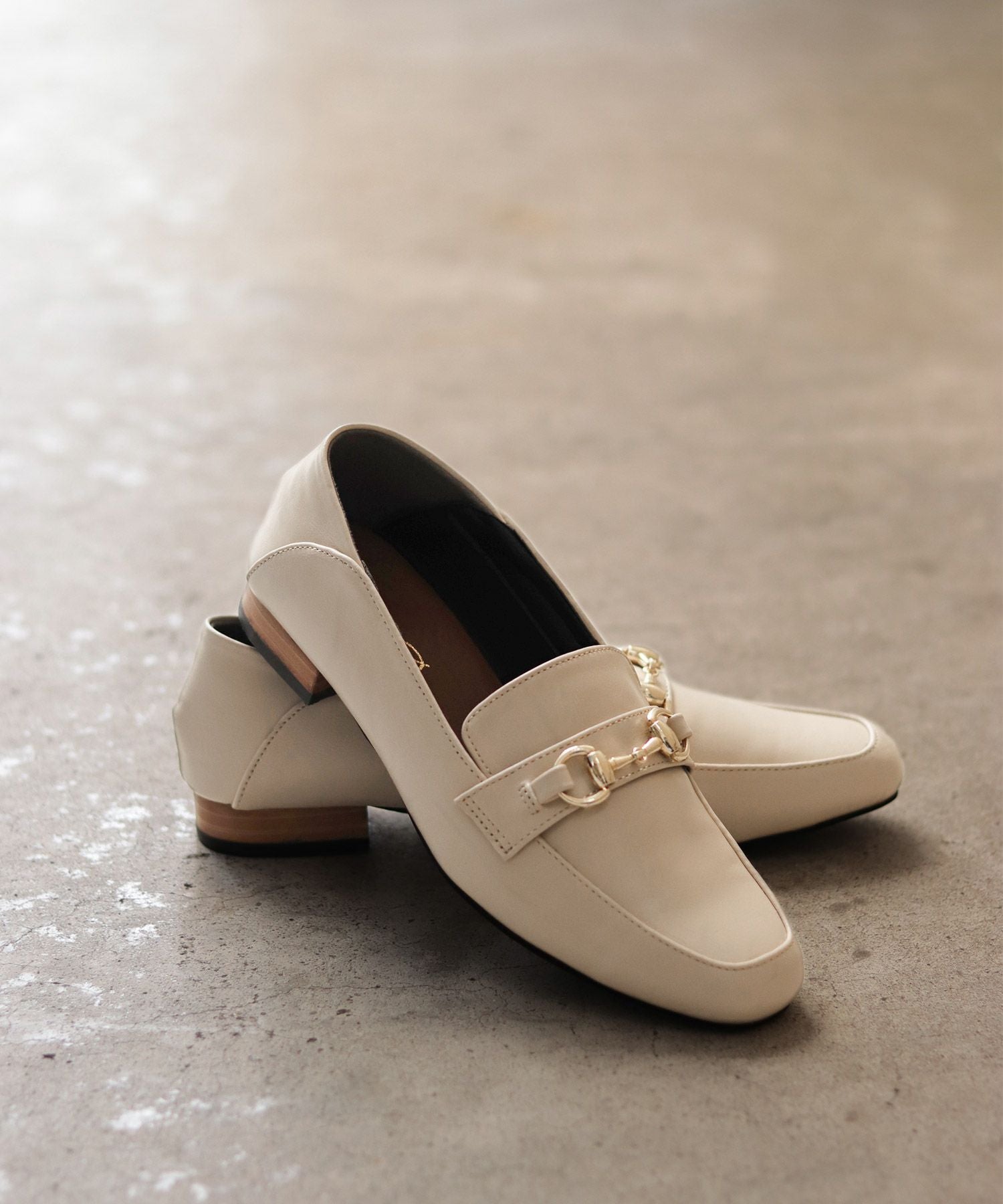 かかとが踏めてバブーシュにもなる!ウッドヒールのスクエアトゥトラッドローファーパンプス 一部2月中旬入荷予定