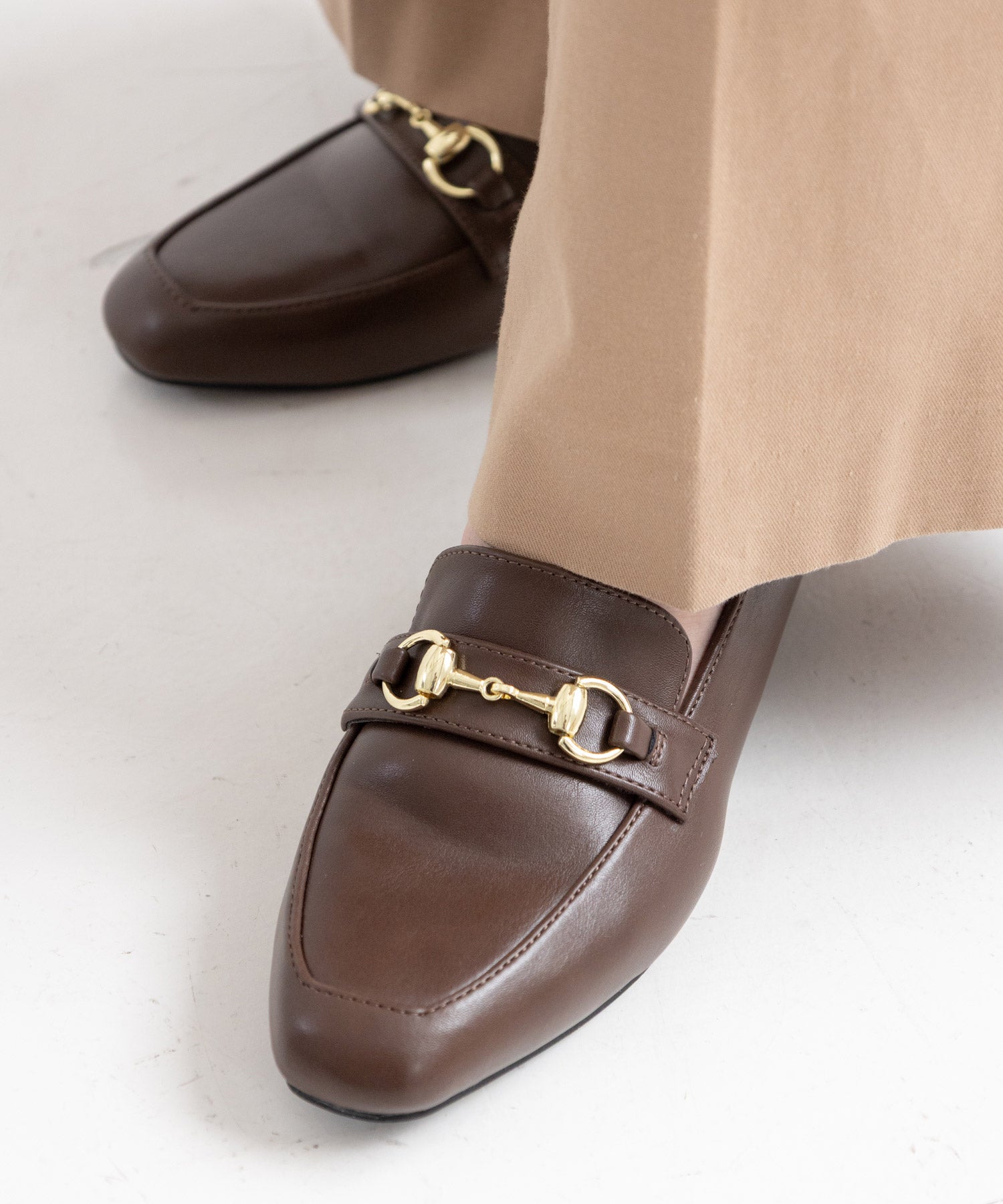 かかとが踏めてバブーシュにもなる!ウッドヒールのスクエアトゥトラッドローファーパンプス 一部5月中旬入荷予定