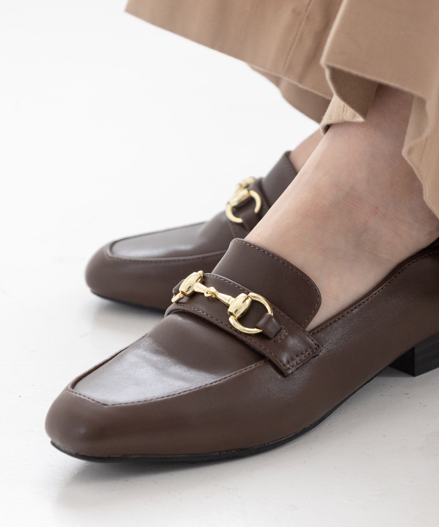 かかとが踏めてバブーシュにもなる！ウッドヒールのスクエアトゥトラッドローファーパンプス 一部5月中旬入荷予定