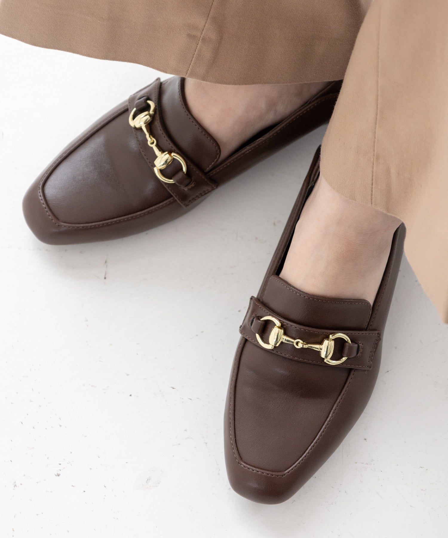 かかとが踏めてバブーシュにもなる！ウッドヒールのスクエアトゥトラッドローファーパンプス 一部5月中旬入荷予定