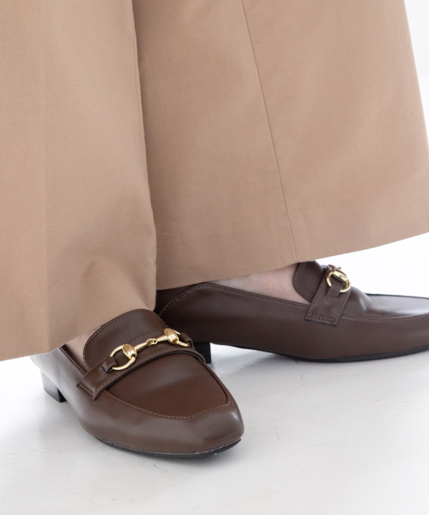 かかとが踏めてバブーシュにもなる!ウッドヒールのスクエアトゥトラッドローファーパンプス 一部5月中旬入荷予定