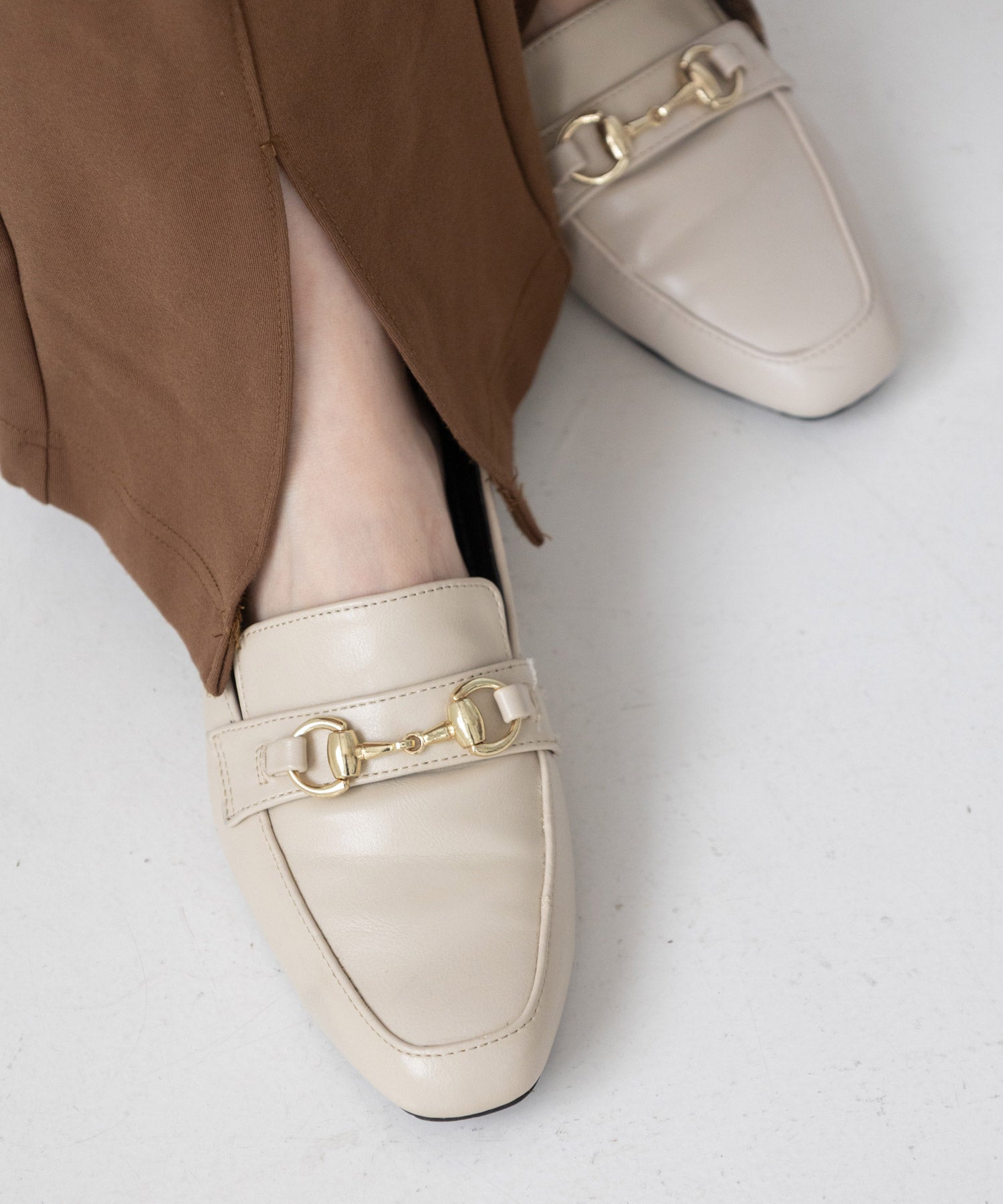 かかとが踏めてバブーシュにもなる!ウッドヒールのスクエアトゥトラッドローファーパンプス 一部5月中旬入荷予定