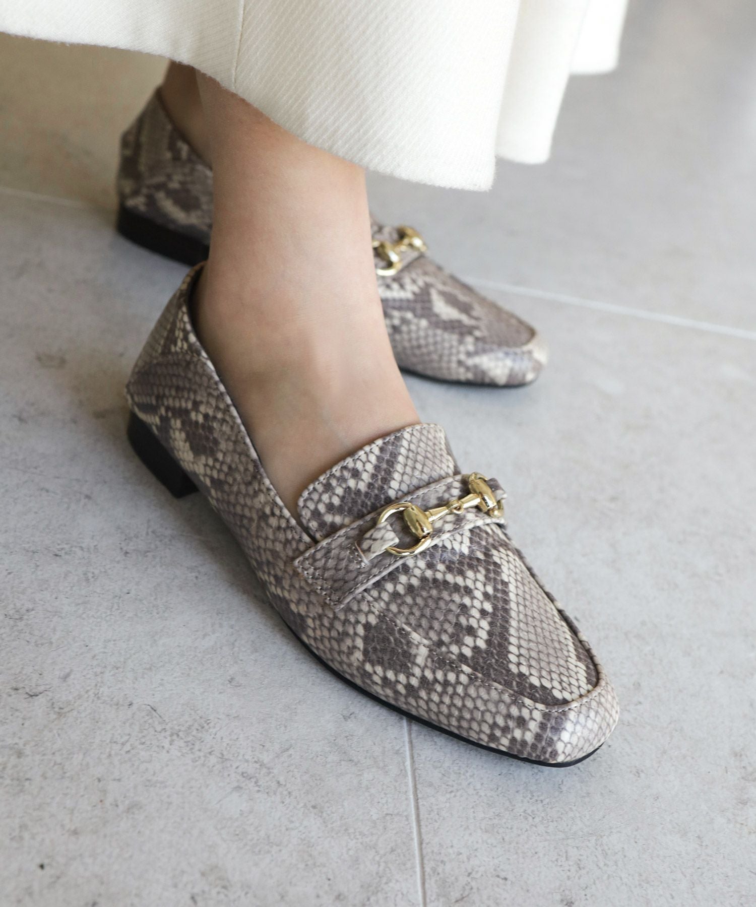 かかとが踏めてバブーシュにもなる!ウッドヒールのスクエアトゥトラッドローファーパンプス 一部2月中旬入荷予定