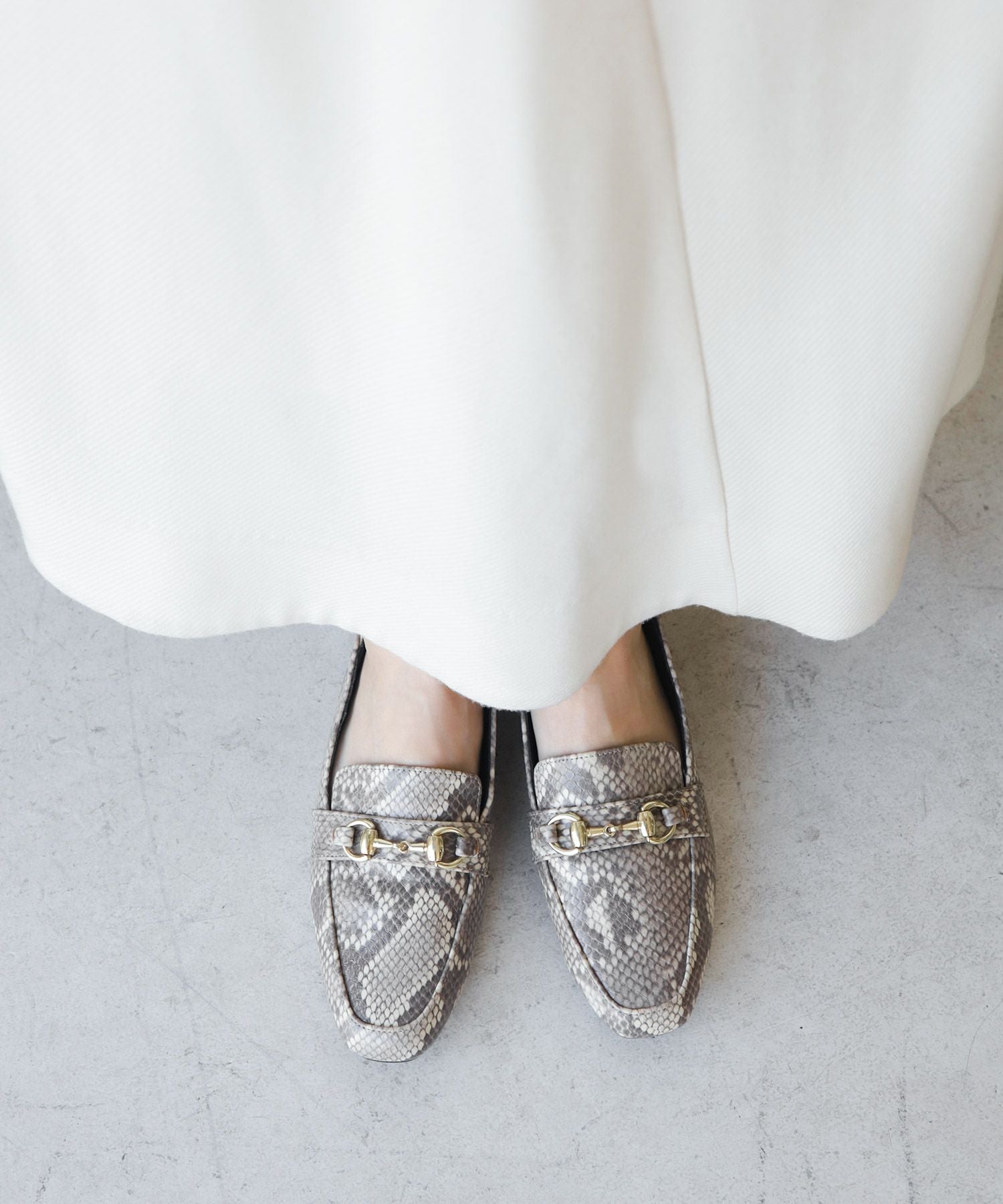 かかとが踏めてバブーシュにもなる！ウッドヒールのスクエアトゥトラッドローファーパンプス 一部2月中旬入荷予定