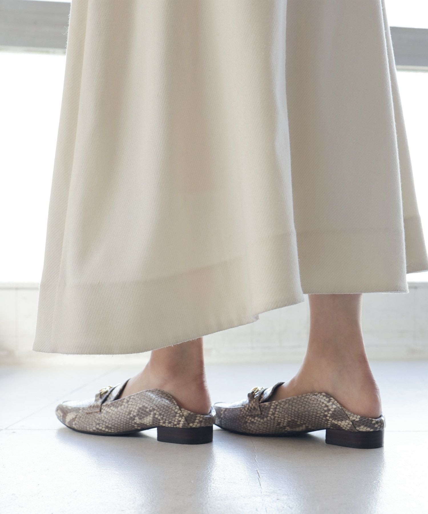 かかとが踏めてバブーシュにもなる!ウッドヒールのスクエアトゥトラッドローファーパンプス 一部2月中旬入荷予定