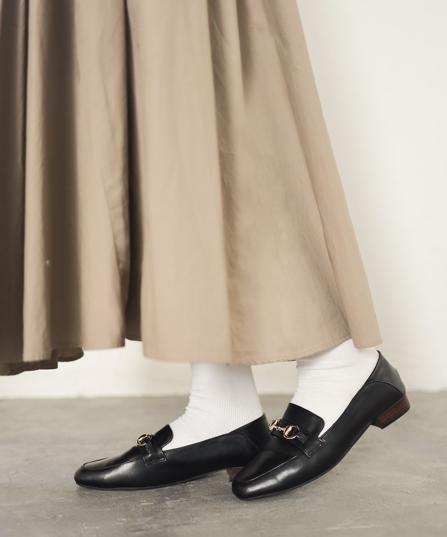 かかとが踏めてバブーシュにもなる!ウッドヒールのスクエアトゥトラッドローファーパンプス 一部5月中旬入荷予定