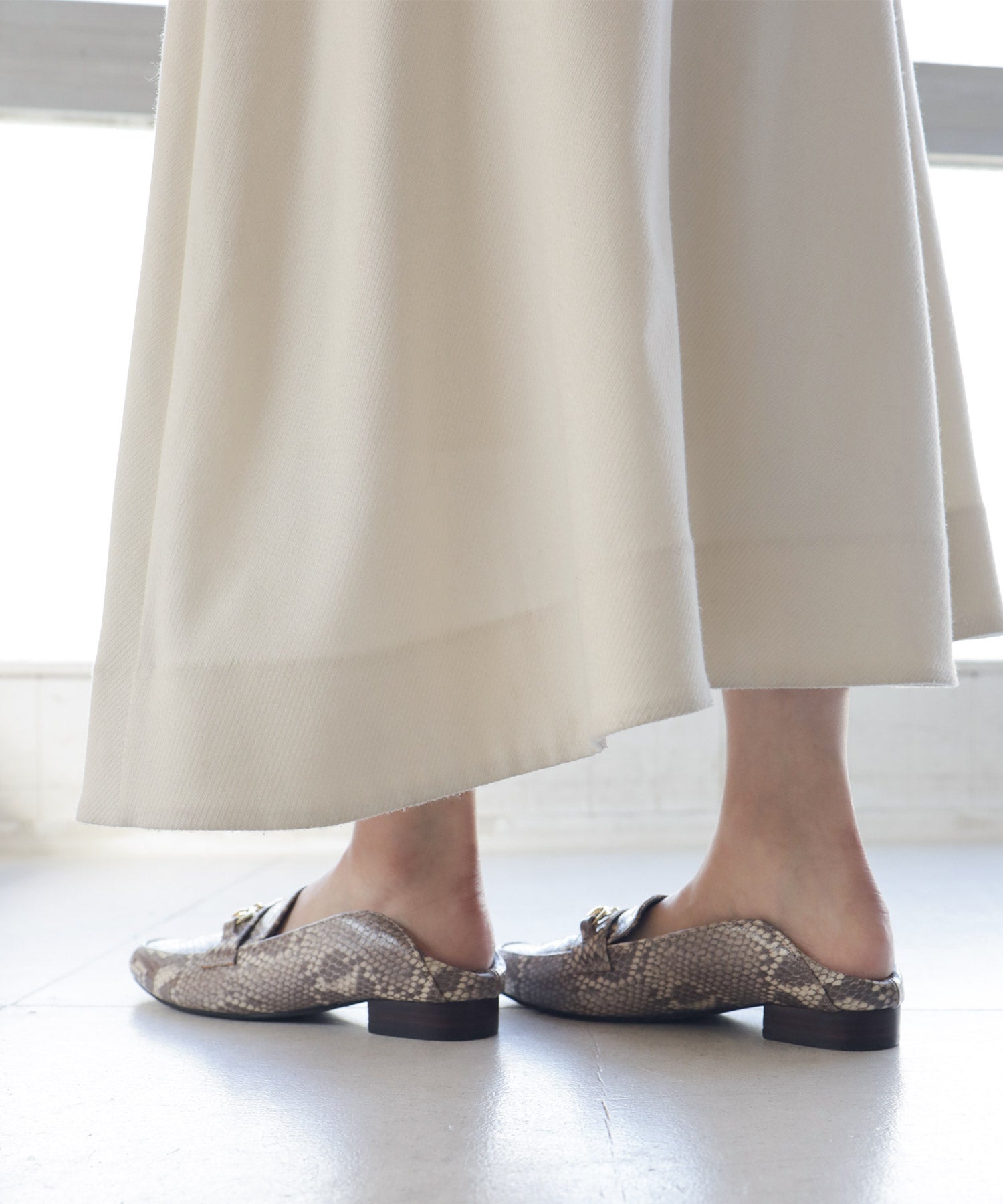 かかとが踏めてバブーシュにもなる！ウッドヒールのスクエアトゥトラッドローファーパンプス 一部5月中旬入荷予定
