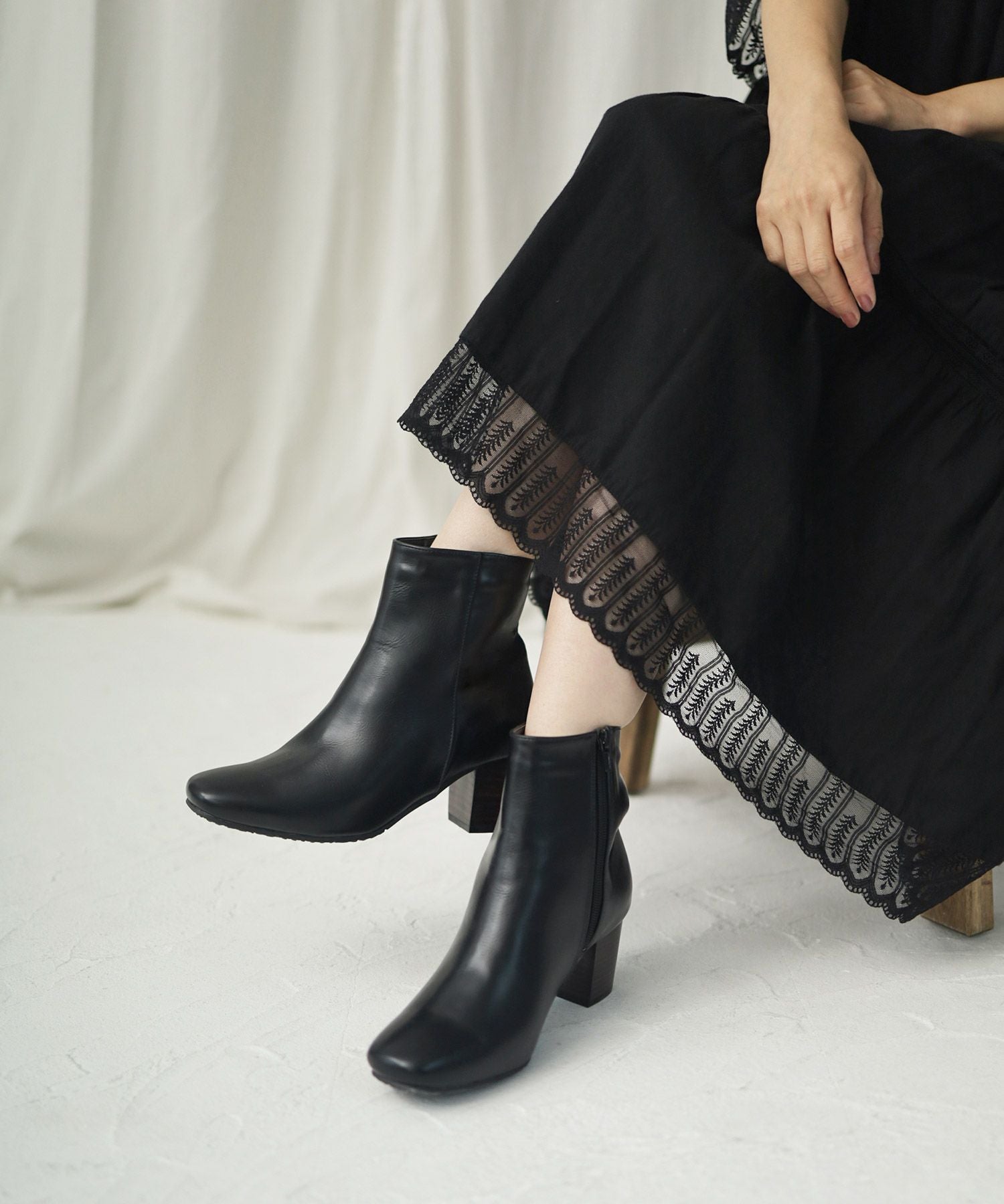 高級ウッドヒールのスクエアトゥショートブーツ