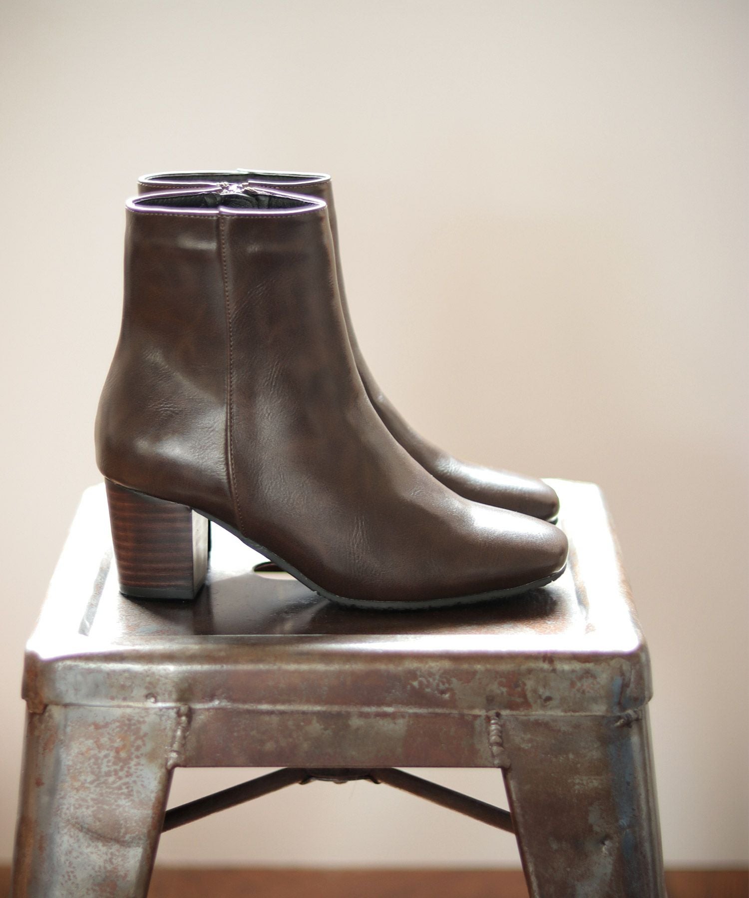 高級ウッドヒールのスクエアトゥショートブーツ