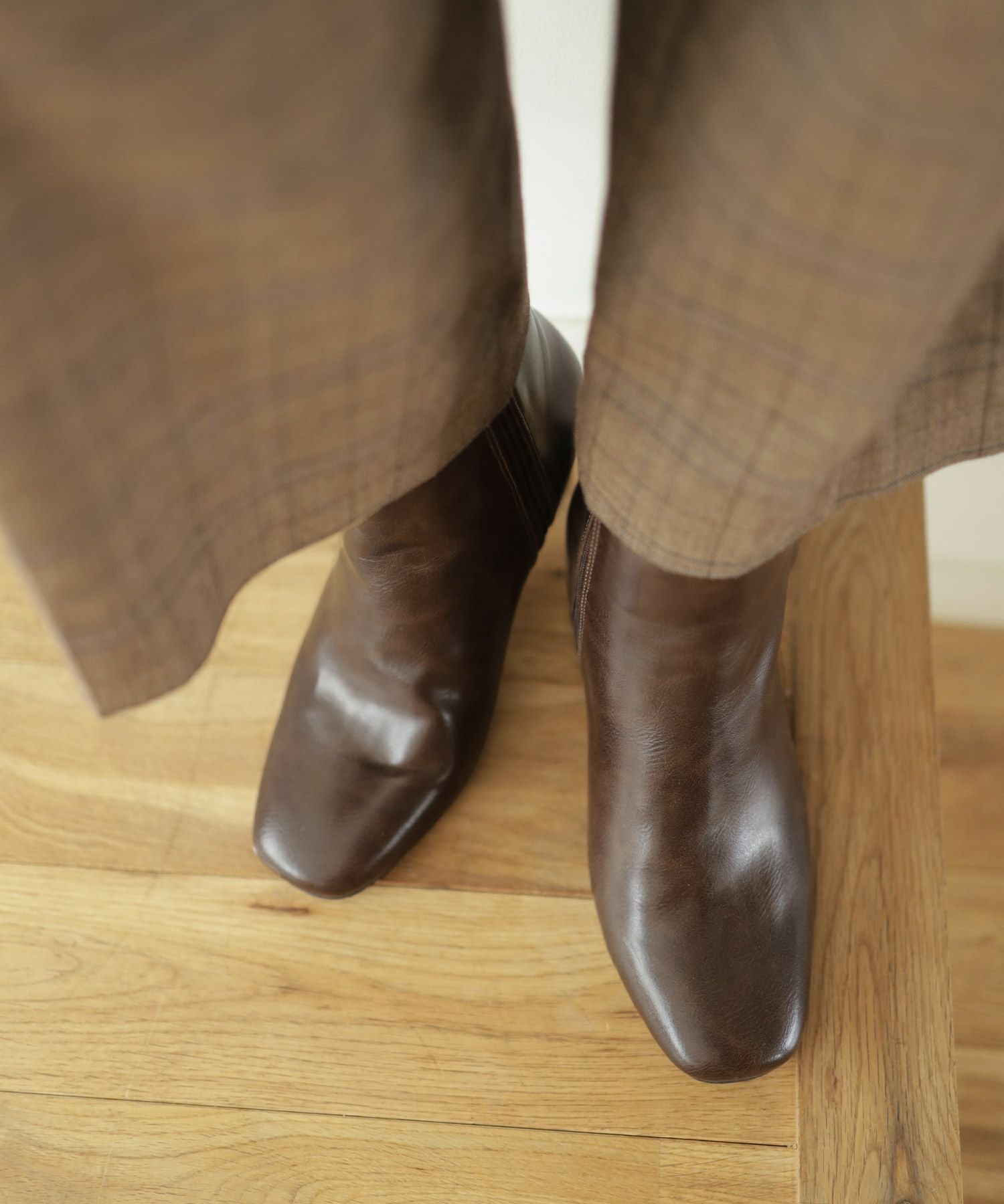 高級ウッドヒールのスクエアトゥショートブーツ