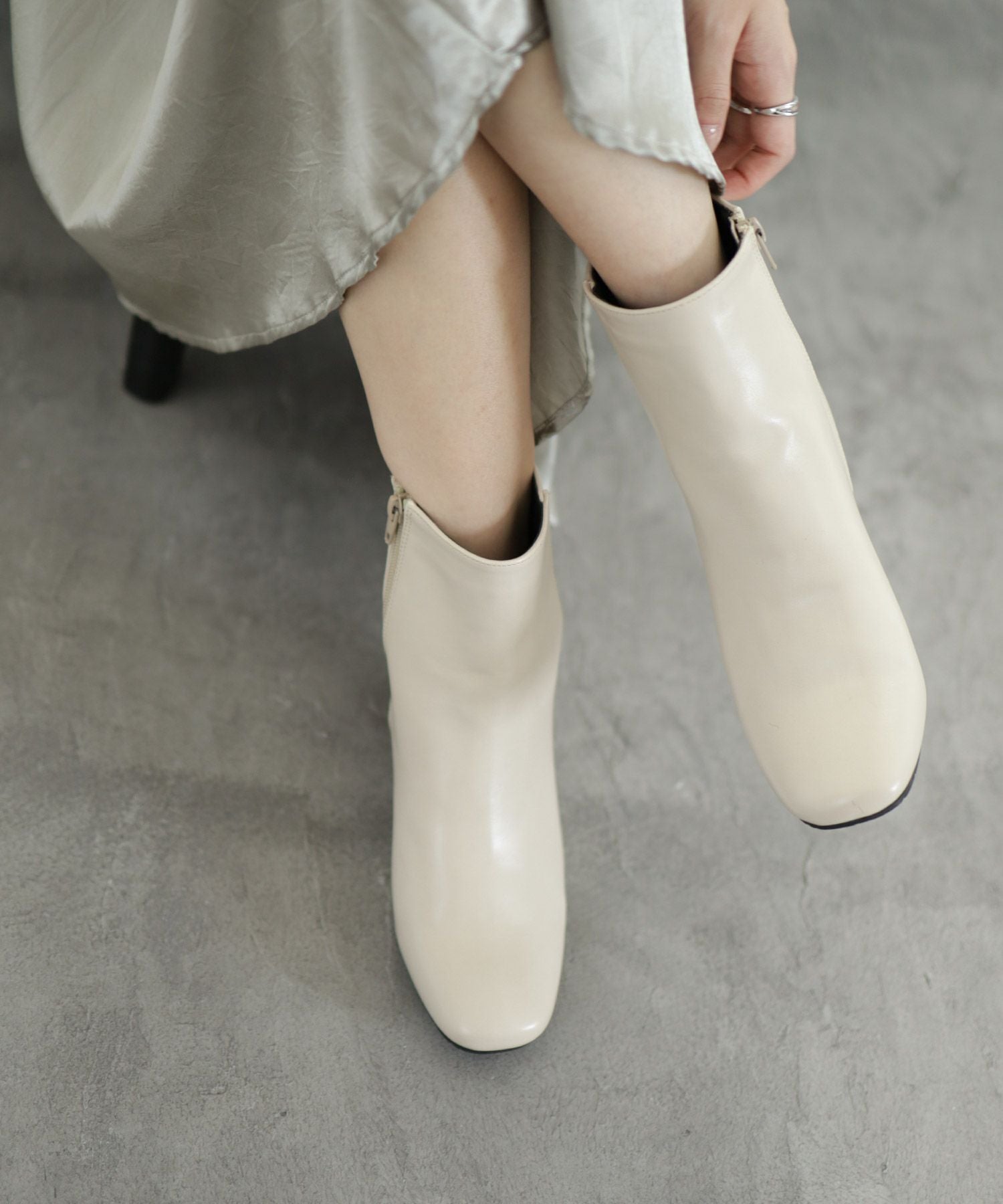 高級ウッドヒールのスクエアトゥショートブーツ