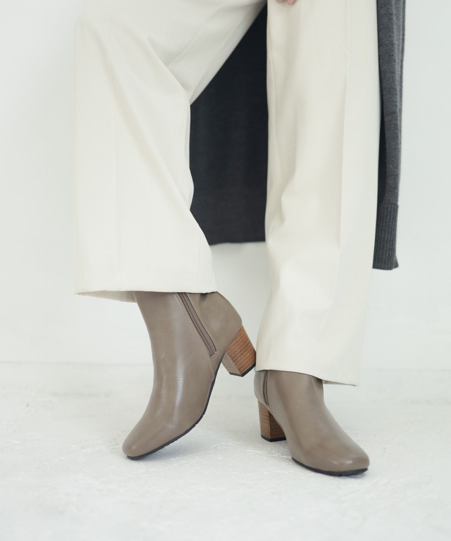 高級ウッドヒールのスクエアトゥショートブーツ