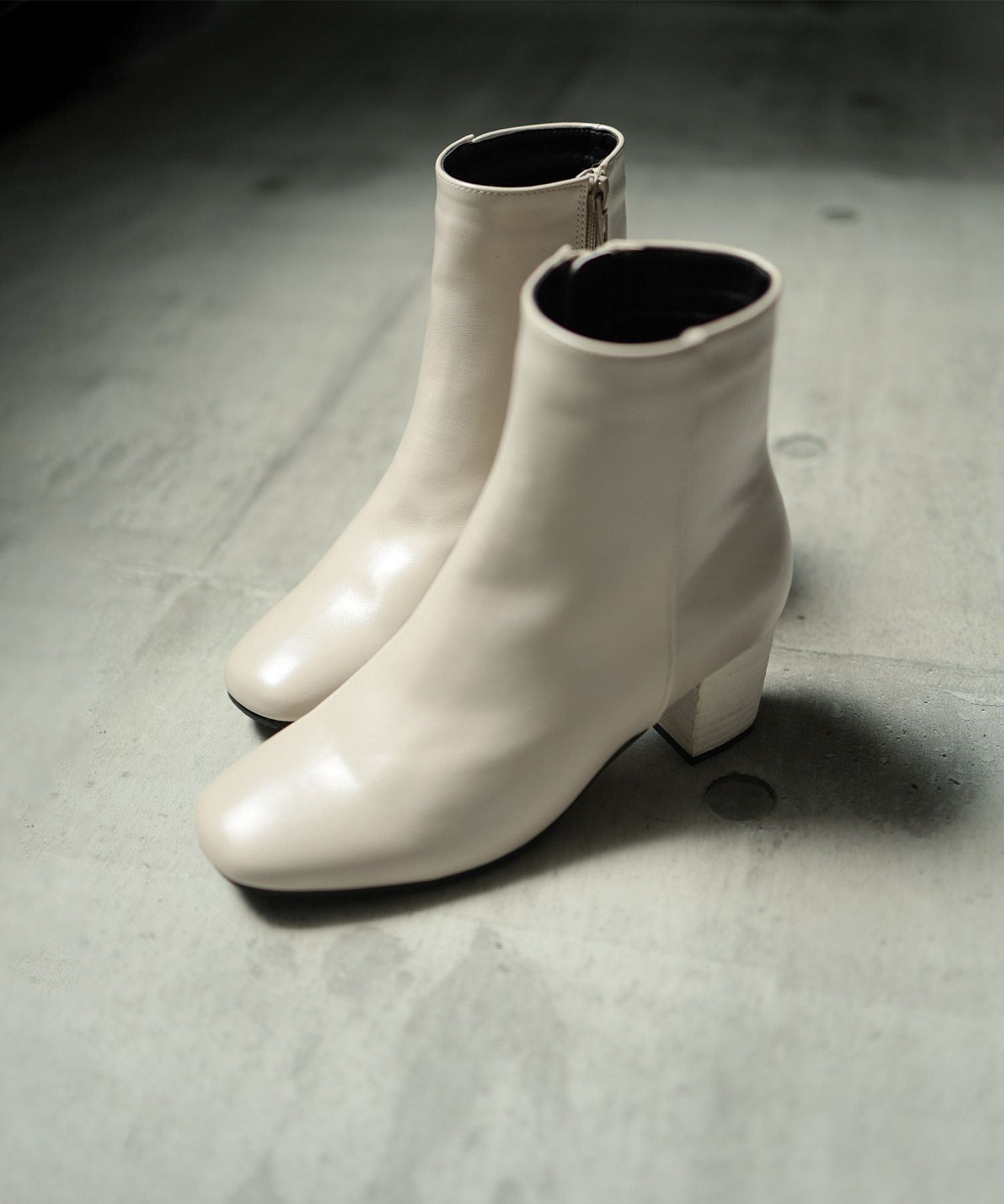 高級ウッドヒールのスクエアトゥショートブーツ