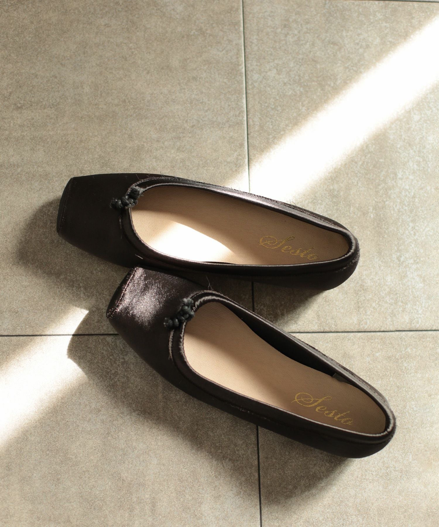 グロッシーサテンのスクエアトゥバレエシューズパンプス | SESTO