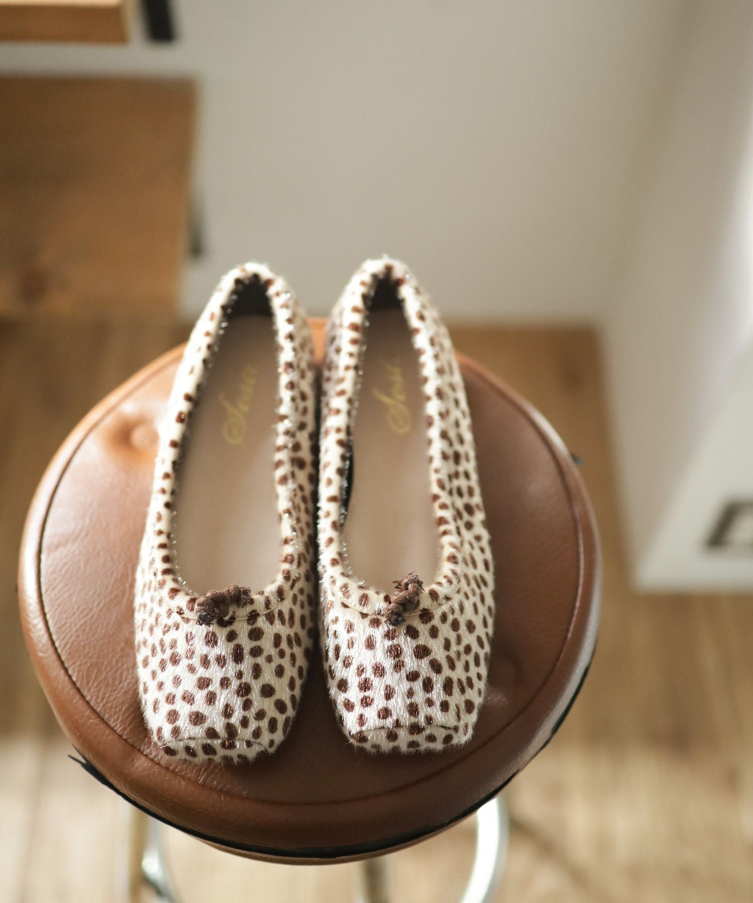 グロッシーサテンのスクエアトゥバレエシューズパンプス