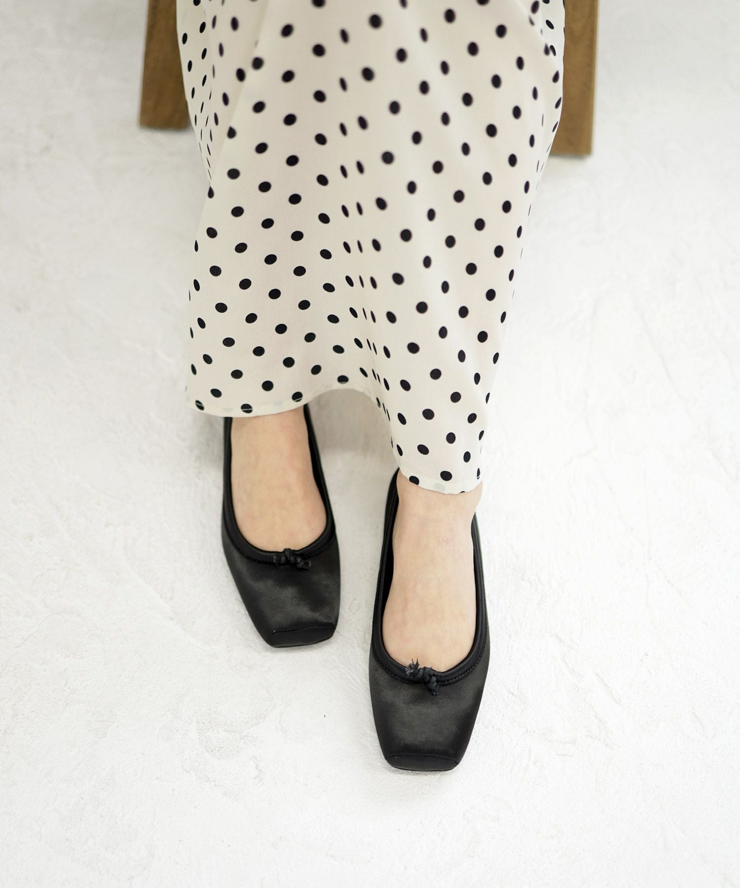 グロッシーサテンのスクエアトゥバレエシューズパンプス | SESTO