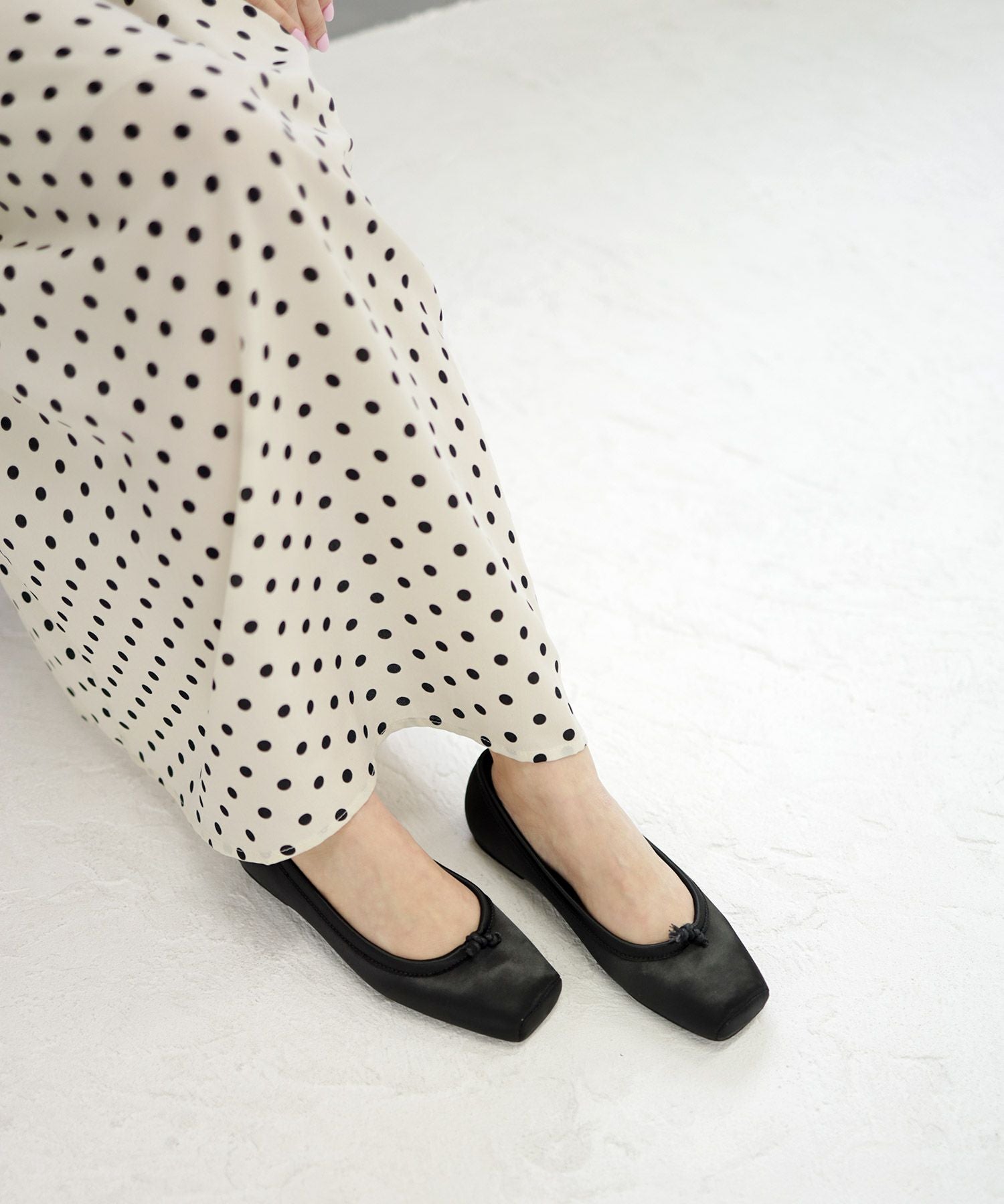 グロッシーサテンのスクエアトゥバレエシューズパンプス