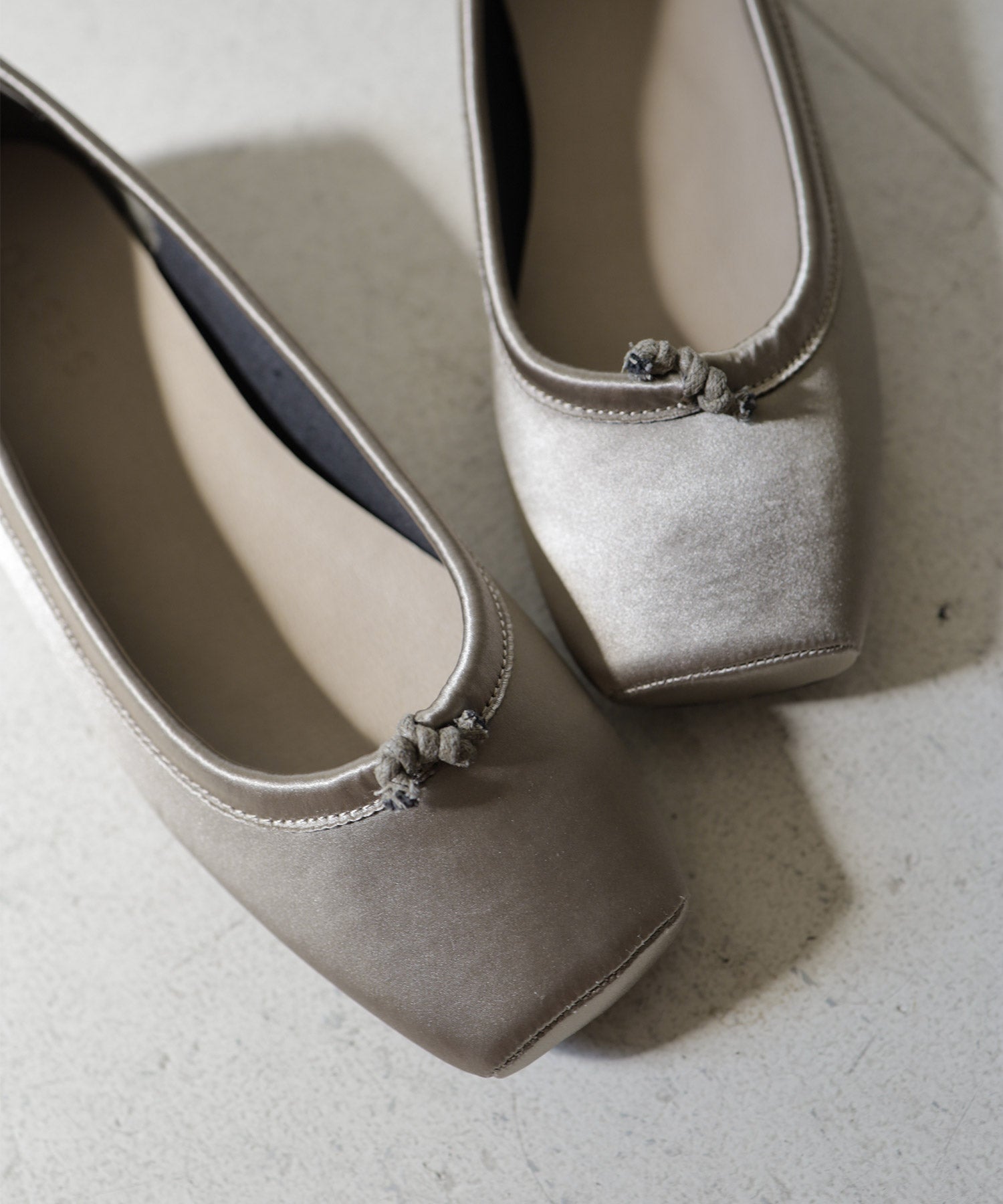 グロッシーサテンのスクエアトゥバレエシューズパンプス