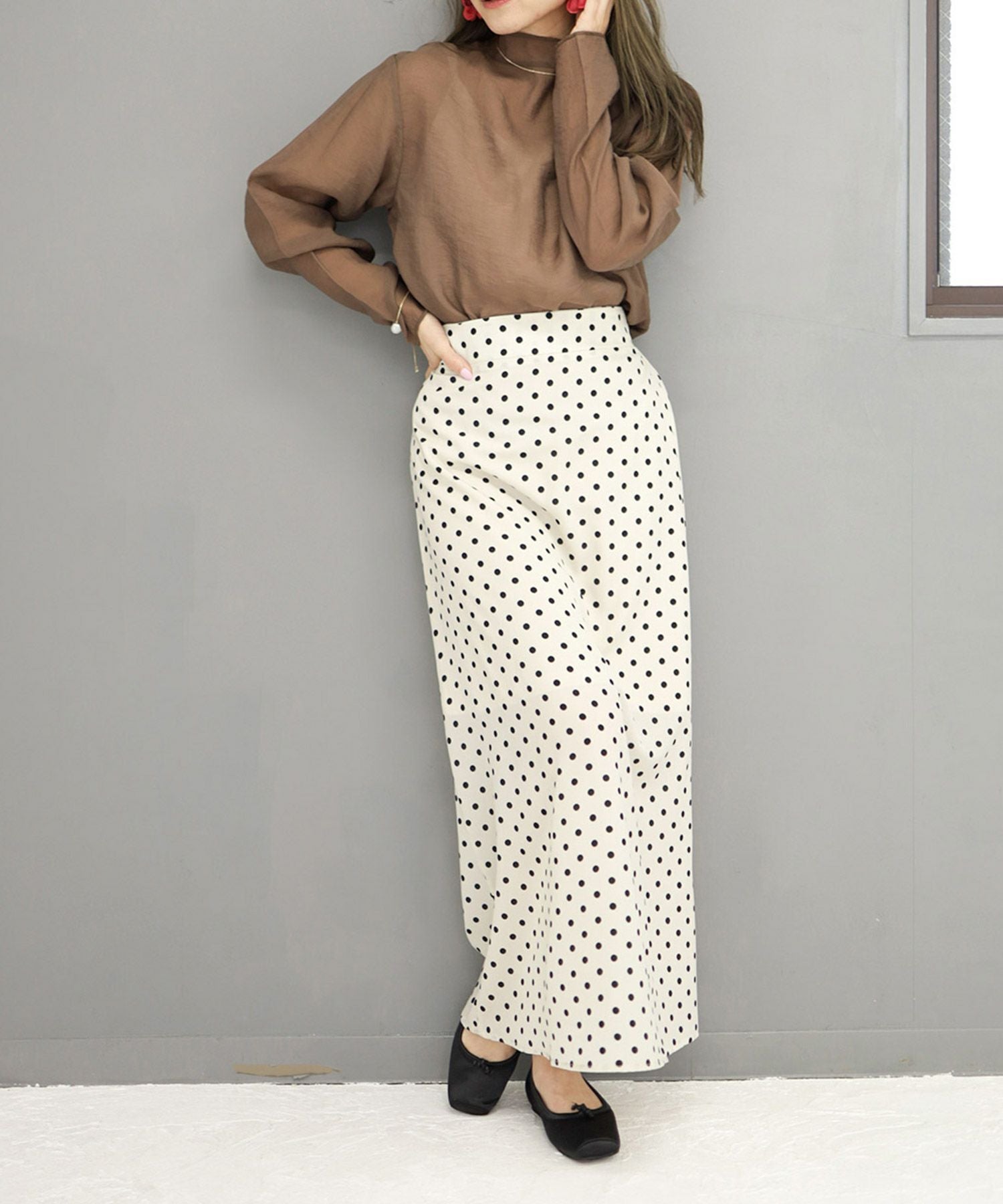 グロッシーサテンのスクエアトゥバレエシューズパンプス