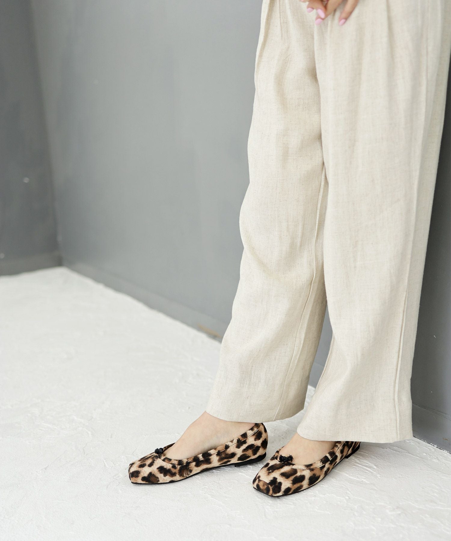 グロッシーサテンのスクエアトゥバレエシューズパンプス