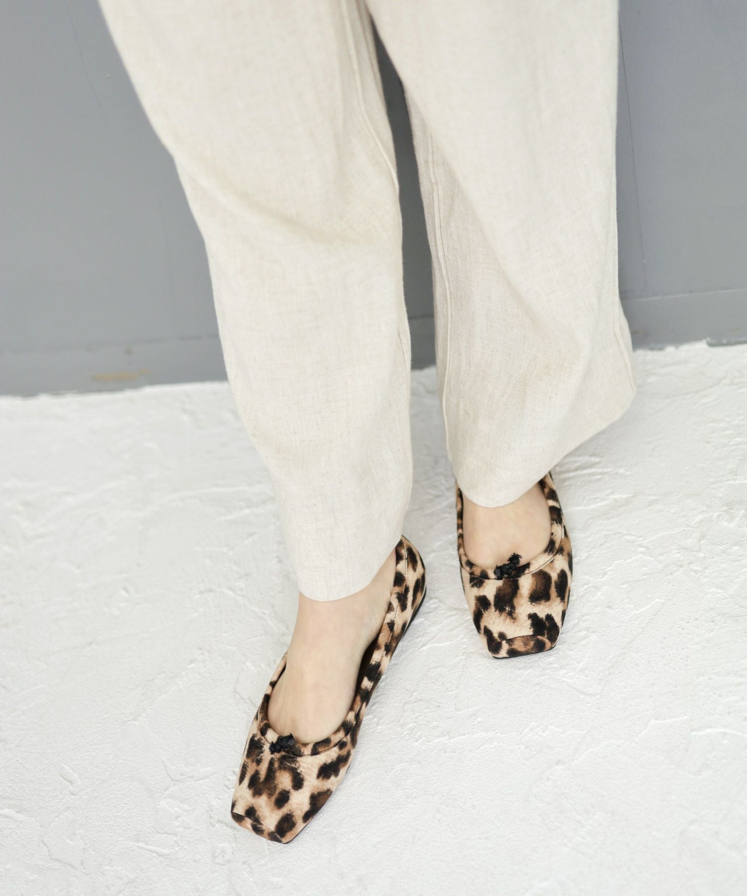 グロッシーサテンのスクエアトゥバレエシューズパンプス