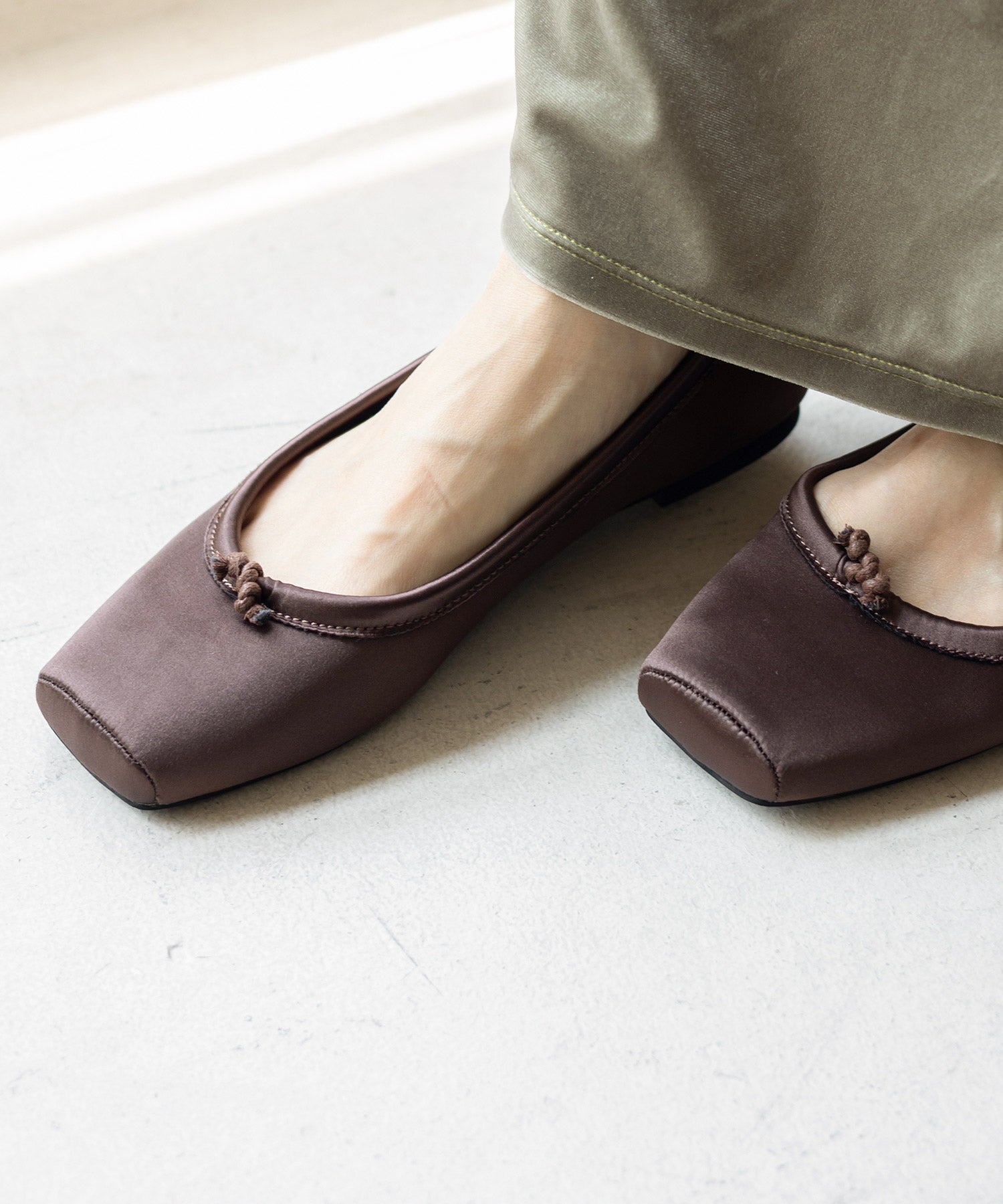 グロッシーサテンのスクエアトゥバレエシューズパンプス