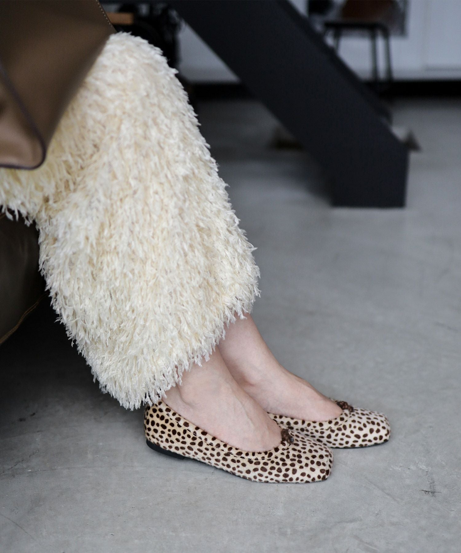 グロッシーサテンのスクエアトゥバレエシューズパンプス