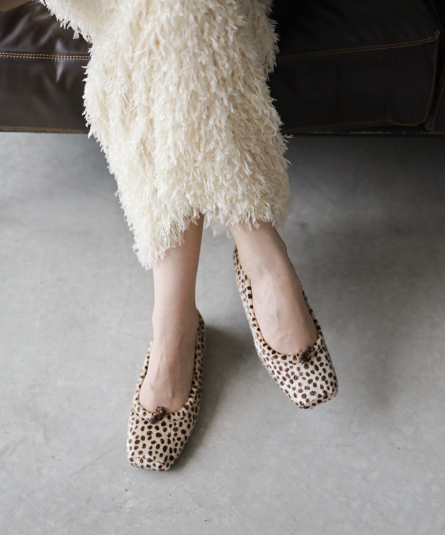 グロッシーサテンのスクエアトゥバレエシューズパンプス