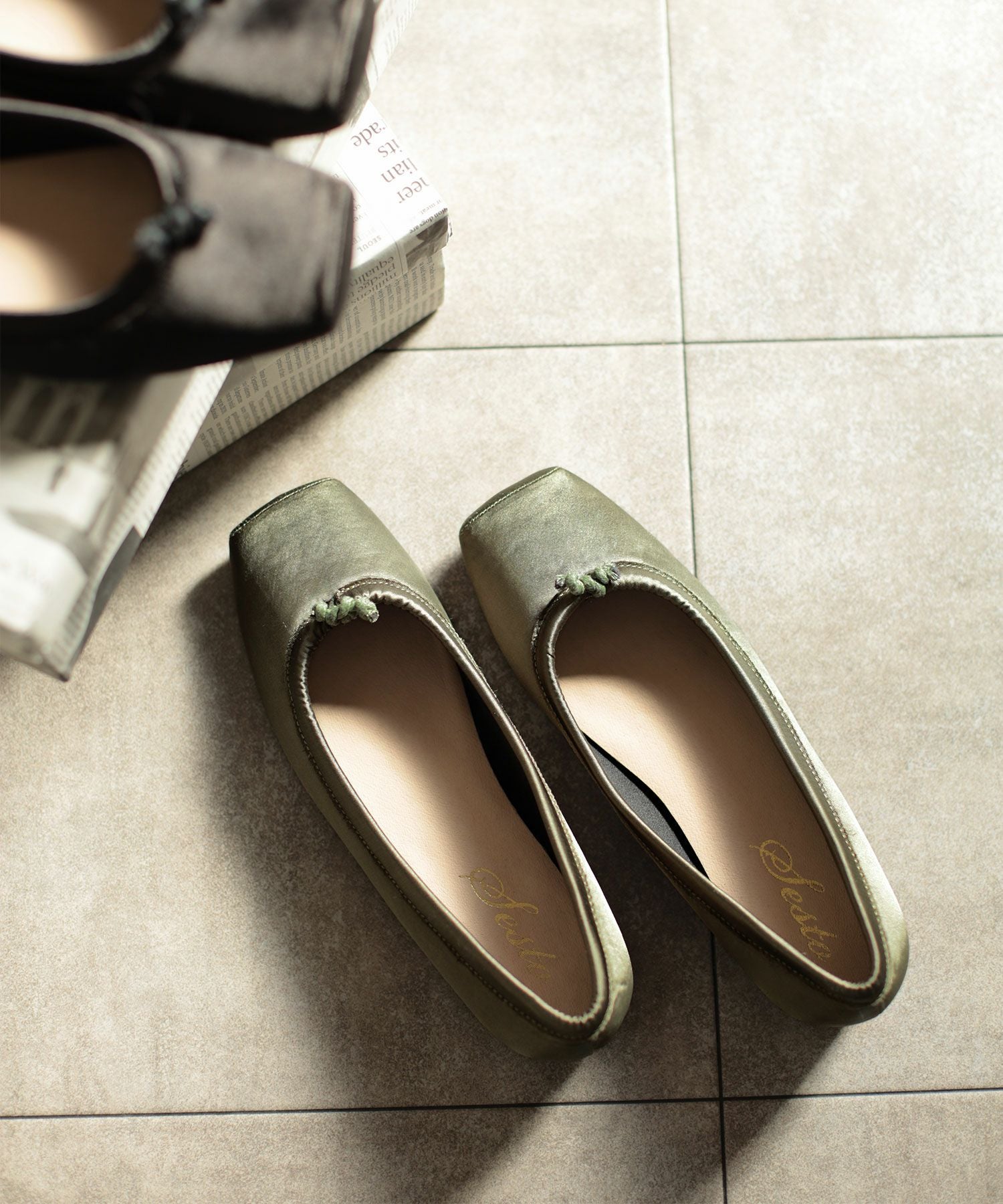 グロッシーサテンのスクエアトゥバレエシューズパンプス