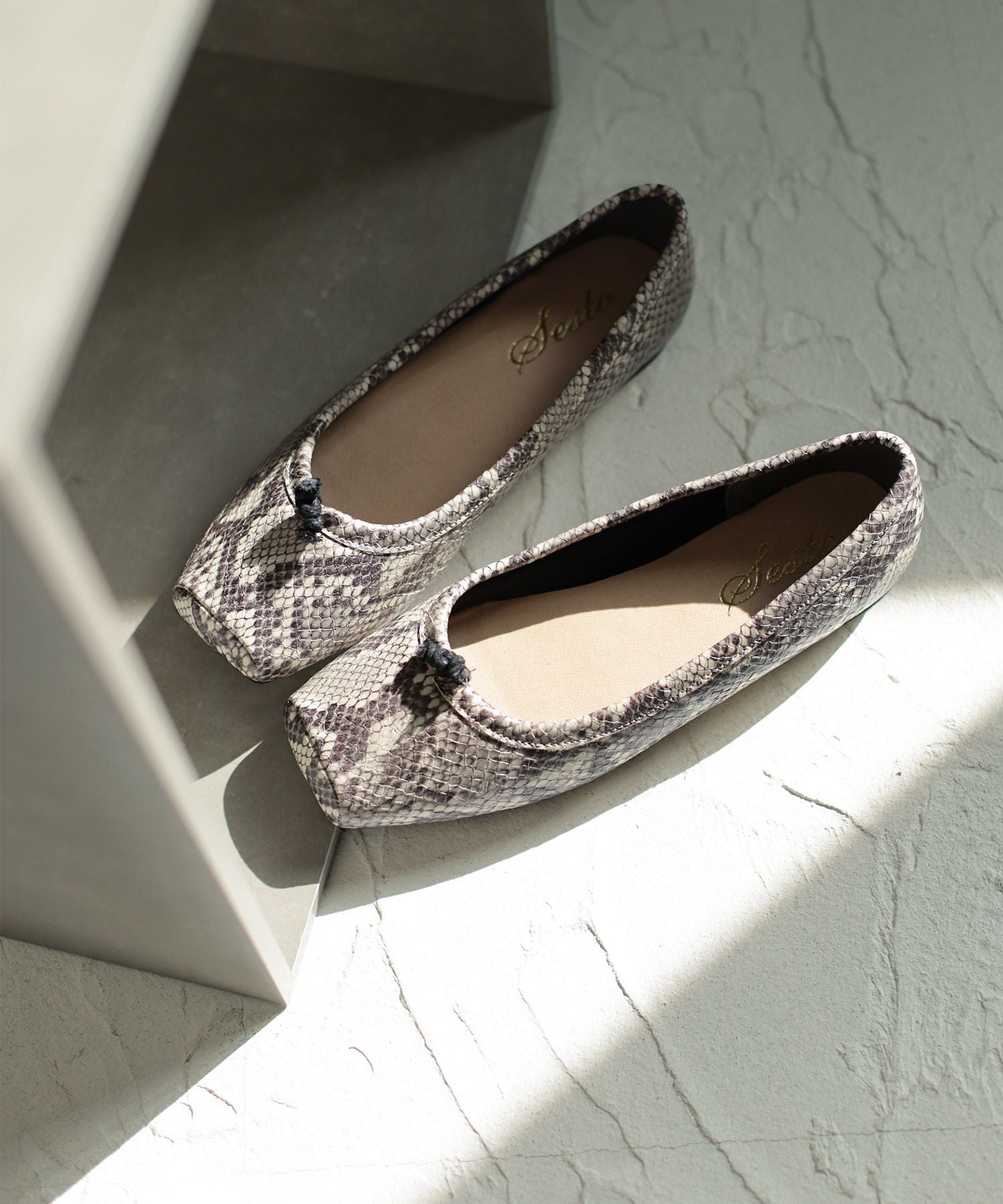 グロッシーサテンのスクエアトゥバレエシューズパンプス