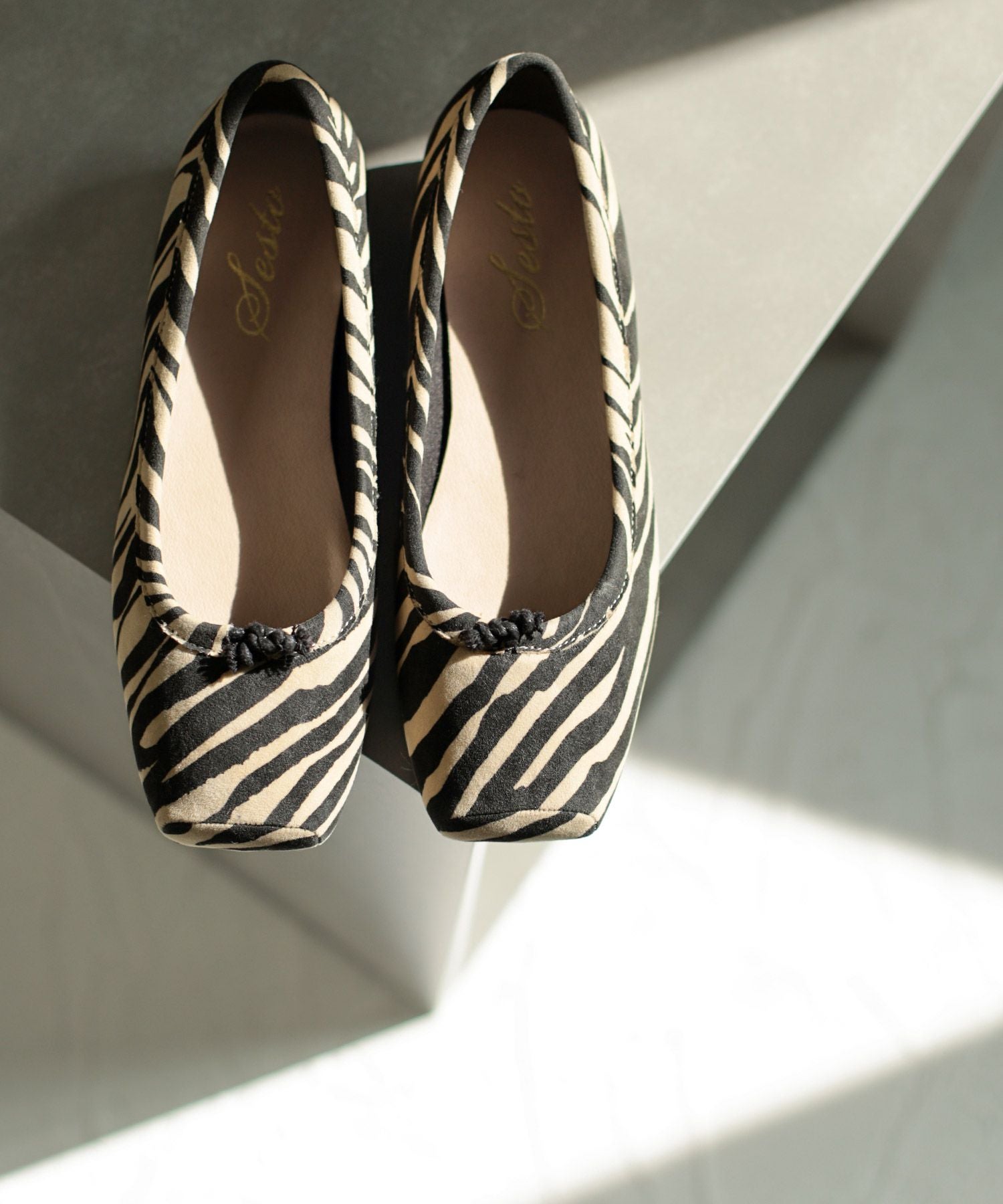 グロッシーサテンのスクエアトゥバレエシューズパンプス