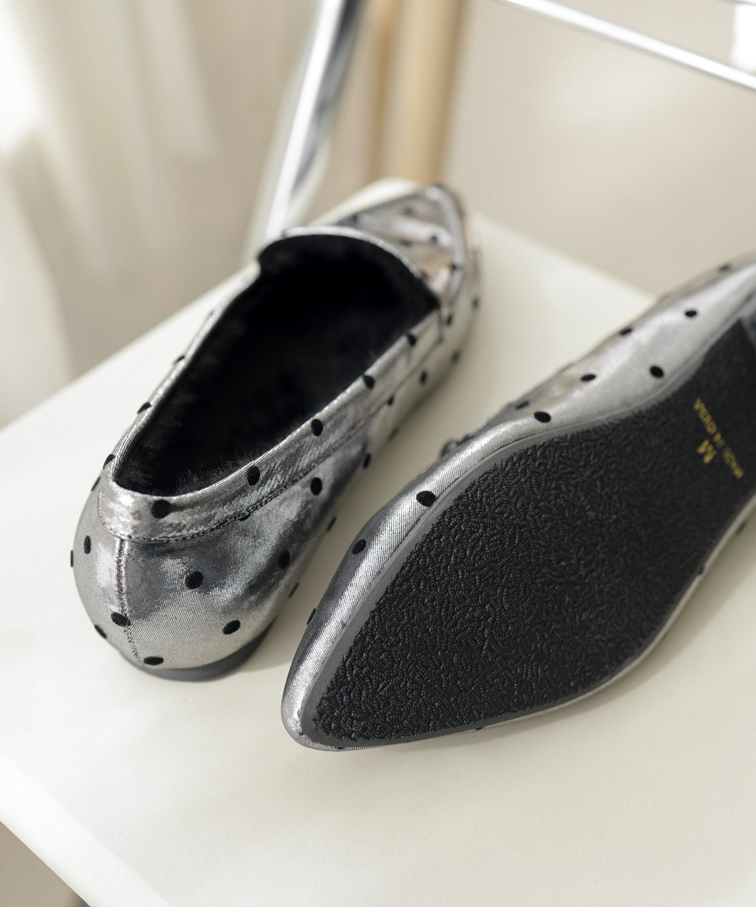 インナーファーのポインテッドトゥすっきり見えモカシンフラットシューズパンプス