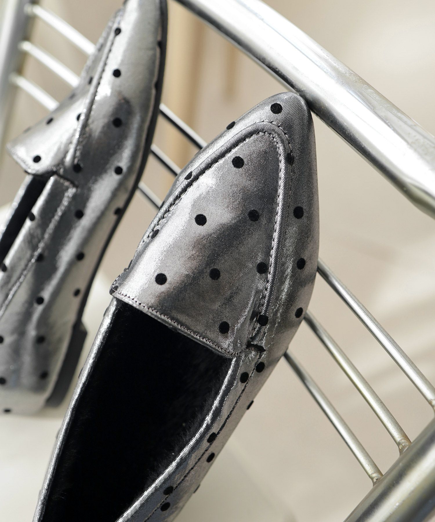 インナーファーのポインテッドトゥすっきり見えモカシンフラットシューズパンプス