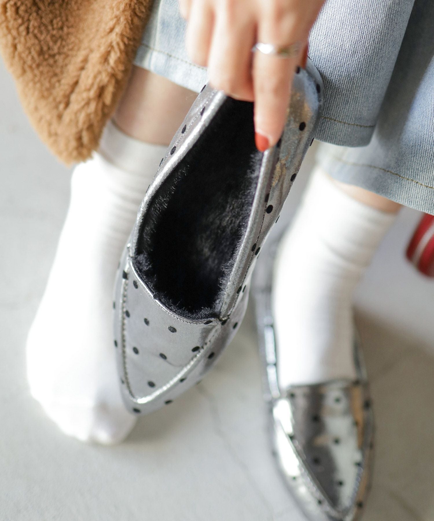 インナーファーのポインテッドトゥすっきり見えモカシンフラットシューズパンプス