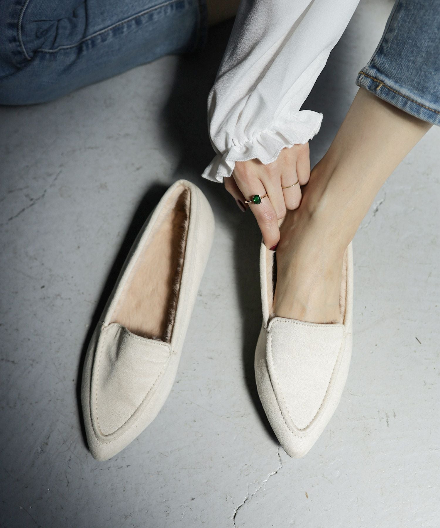 インナーファーのポインテッドトゥすっきり見えモカシンフラットシューズパンプス