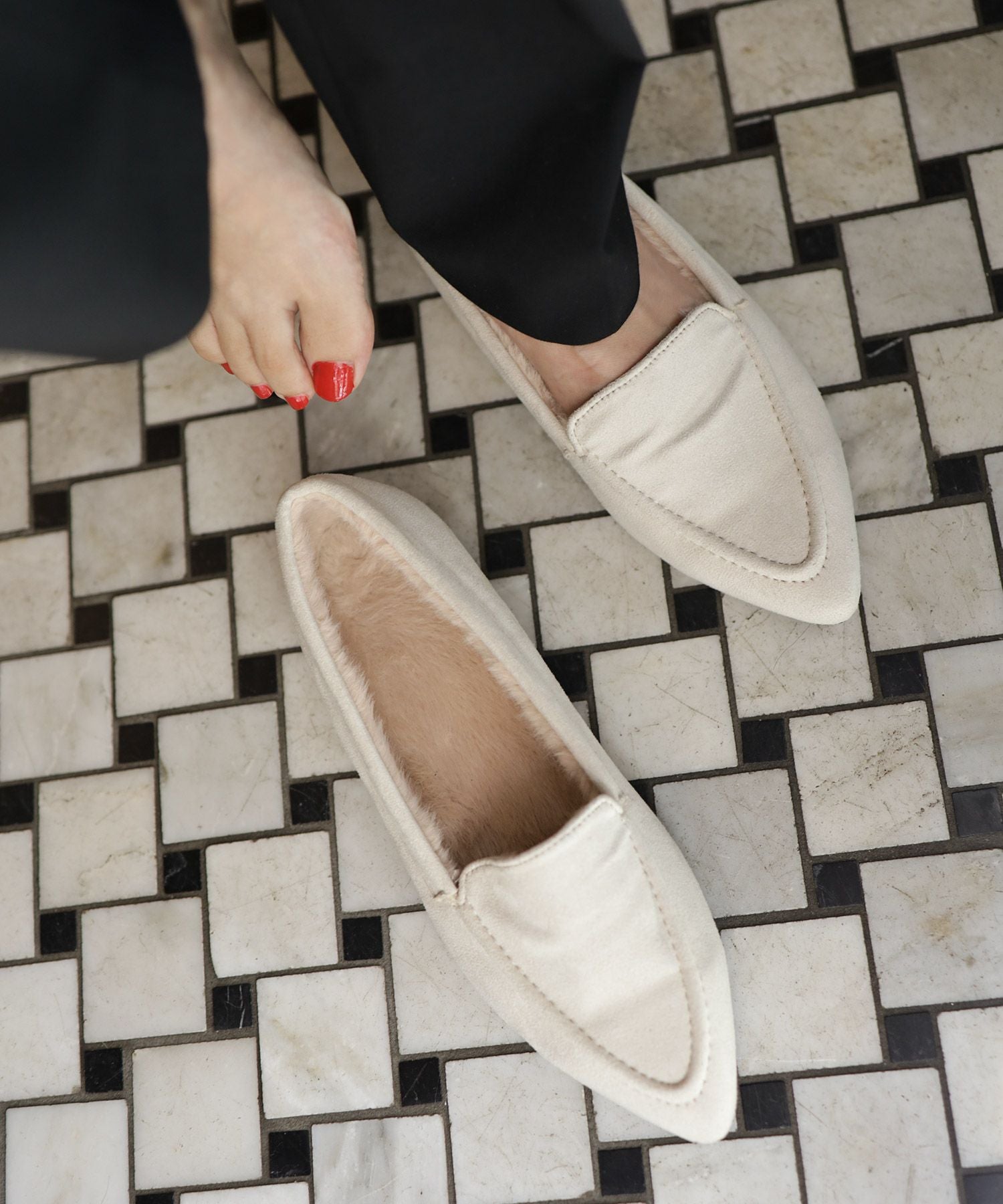 インナーファーのポインテッドトゥすっきり見えモカシンフラットシューズパンプス