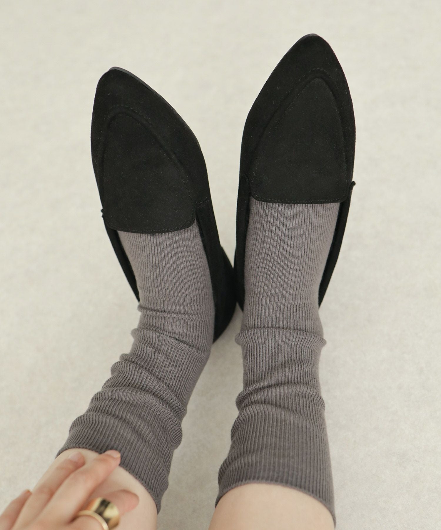 インナーファーのポインテッドトゥすっきり見えモカシンフラットシューズパンプス