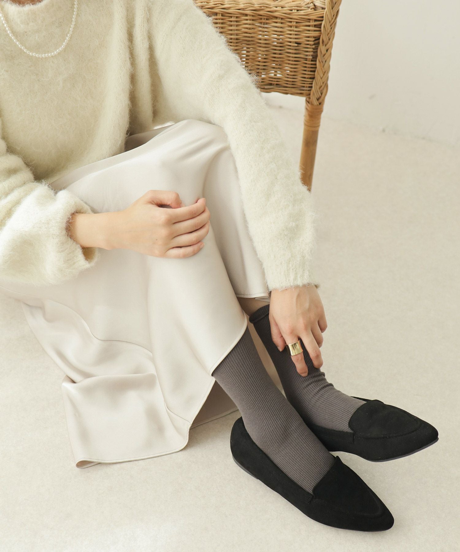 インナーファーのポインテッドトゥすっきり見えモカシンフラットシューズパンプス