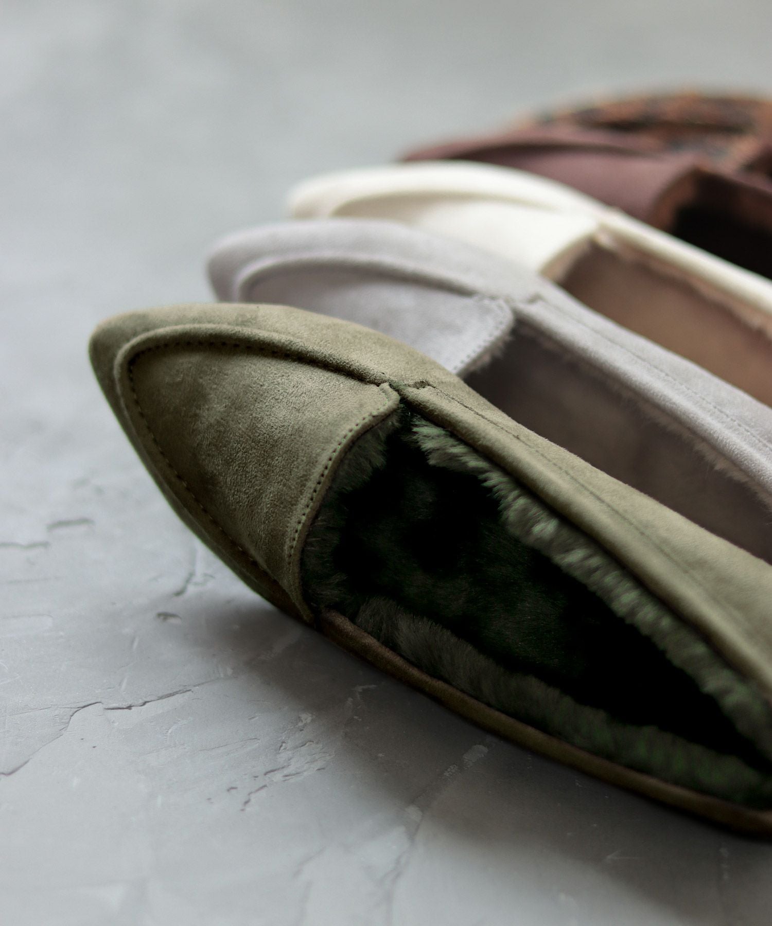 インナーファーのポインテッドトゥすっきり見えモカシンフラットシューズパンプス