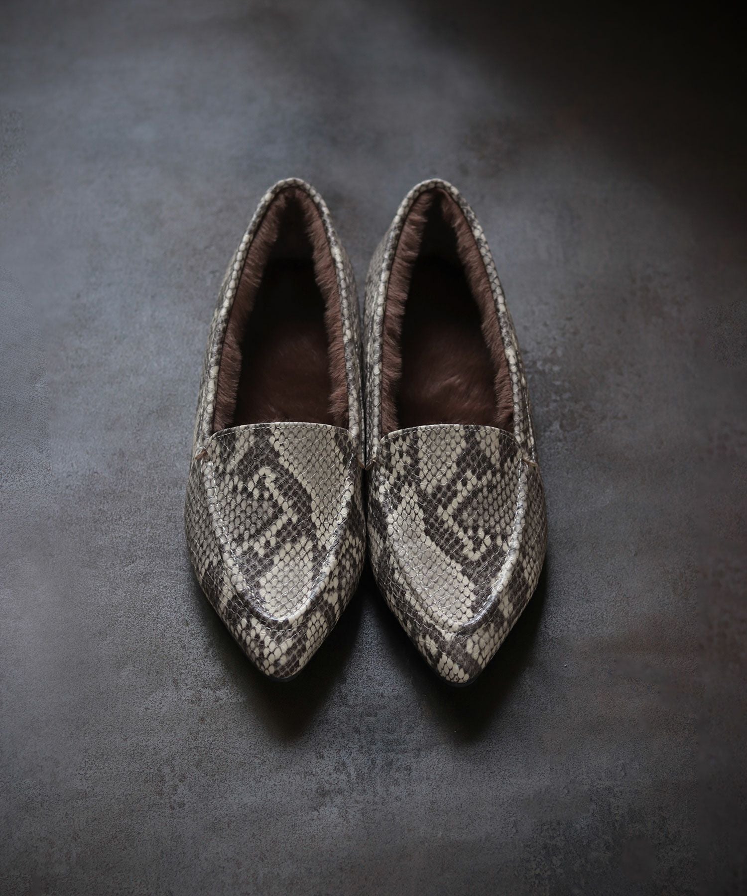 インナーファーのポインテッドトゥすっきり見えモカシンフラットシューズパンプス